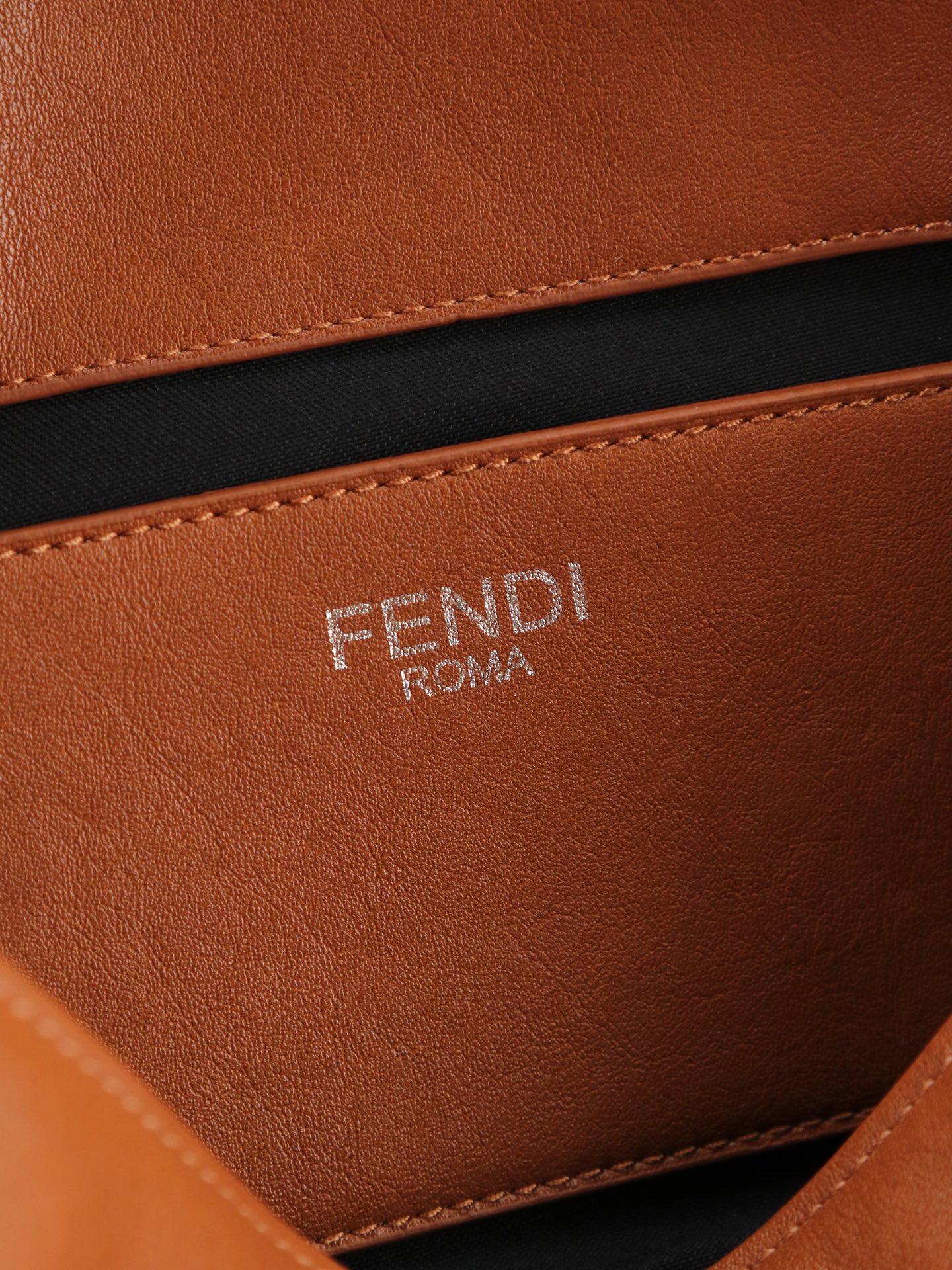 型号1121 芬迪Fendi 26编织法棍包 👜Fendi 2026法棍包,棕色皮+编织细节,复古又时髦!包身流线型 型号1121 芬迪Fendi 26编织法棍包 👜Fendi 2026法棍包,棕色皮+编织细节,复古又时髦!包身流线型