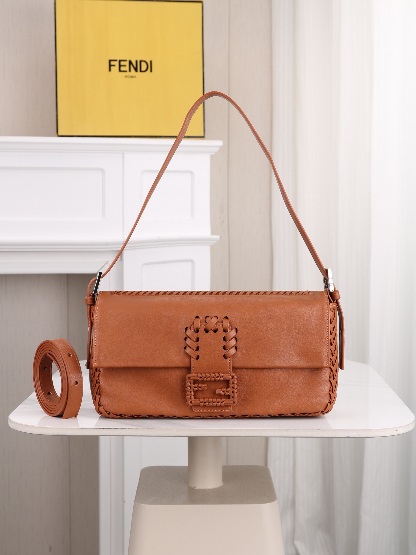 型号1121 芬迪Fendi 26编织法棍包 👜Fendi 2026法棍包,棕色皮+编织细节,复古又时髦!包身流线型 型号1121 芬迪Fendi 26编织法棍包 👜Fendi 2026法棍包,棕色皮+编织细节,复古又时髦!包身流线型