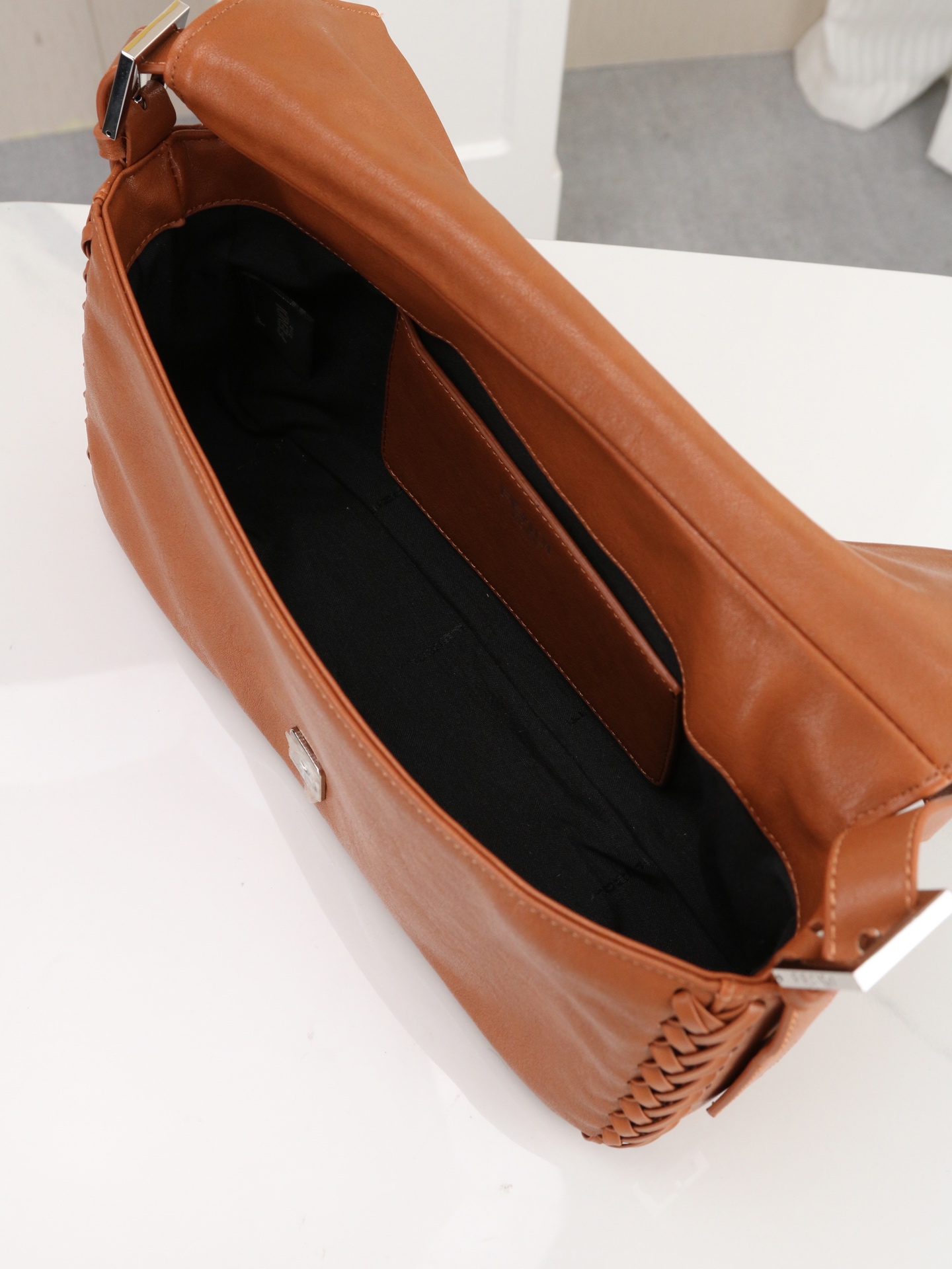 型号1121 芬迪Fendi 26编织法棍包 👜Fendi 2026法棍包,棕色皮+编织细节,复古又时髦!包身流线型 型号1121 芬迪Fendi 26编织法棍包 👜Fendi 2026法棍包,棕色皮+编织细节,复古又时髦!包身流线型