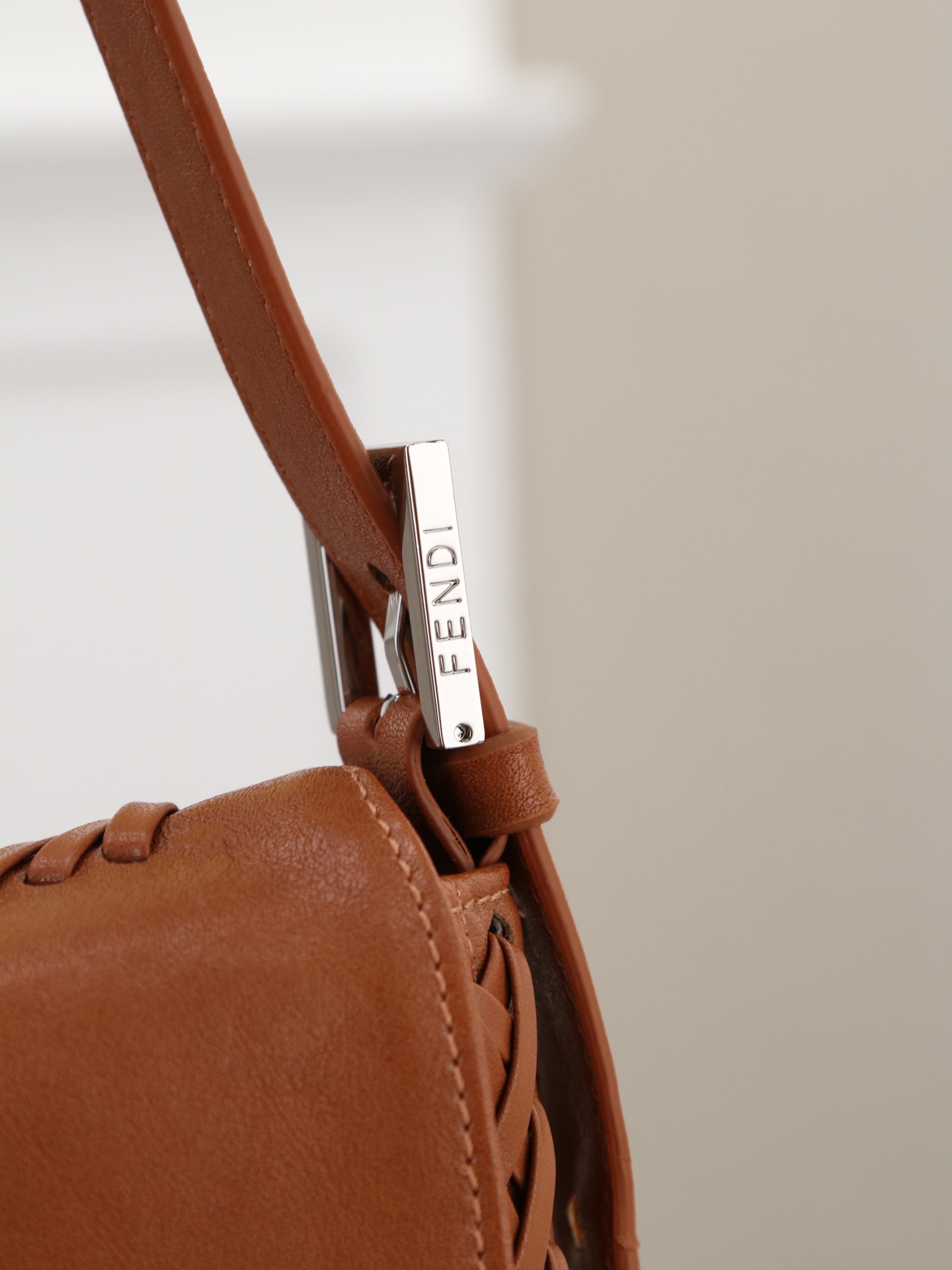 型号1121 芬迪Fendi 26编织法棍包 👜Fendi 2026法棍包,棕色皮+编织细节,复古又时髦!包身流线型 型号1121 芬迪Fendi 26编织法棍包 👜Fendi 2026法棍包,棕色皮+编织细节,复古又时髦!包身流线型