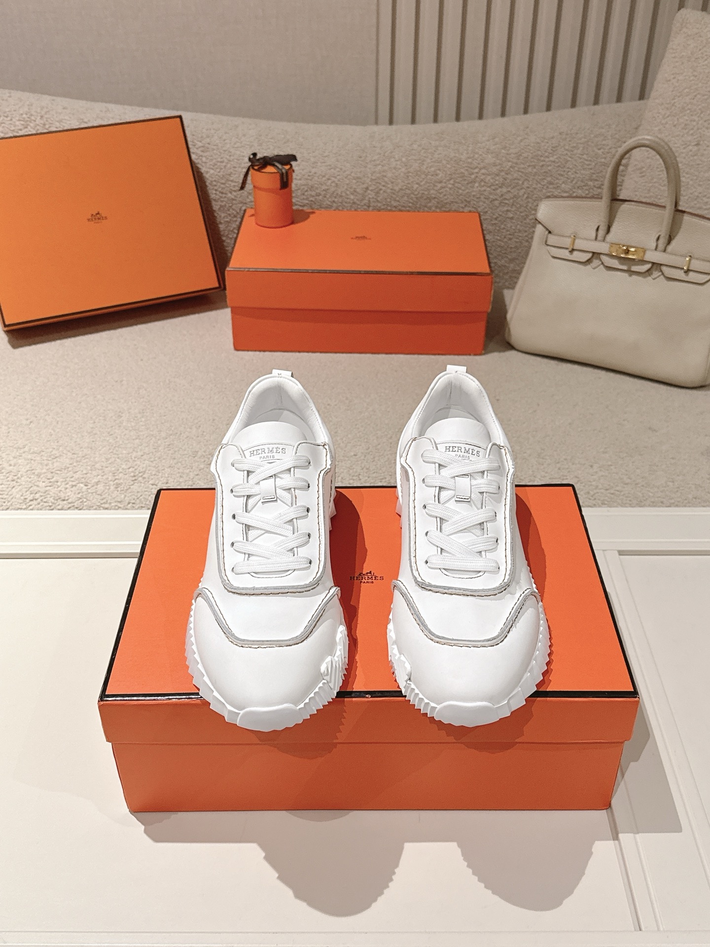 NO:929813,Hermes top version # 26ss new color Hermès H family classic couple's casual sports shoes Couple's casual sports dad shoes combine high-tech canvas and suede goatskin, decorated with an exaggerated 'H' letter on the rubber sole, italic design and bright colors show vitality, continuing the brand design inspiration. Walking lightly in the city, feeling unrestrained and comfortable. Exquisite packaging at the delivery counter Original fabric material special fabric Wagyu suede Customized breathable mesh inside  Outsole molded TPU + rubber foam material, sole thickness 3CM, size 35-45, hermes, hermes, sneakers, sheepskin, chamois leather19860909Hermes 顶级版本# 26ss新色爱马仕H家经典情侣款 休闲运动鞋 情侣款休闲之履运动老爹鞋结合高科技帆布与麂皮山羊皮,在橡胶鞋底上饰以夸张“H”字母,斜体设计和鲜艳色彩展现活力,延续品牌设计灵感.轻盈漫步都市,感受无拘舒适. 配送专柜精美包装 面料原版材质特殊布料和牛反绒 内里定制透气网面 大底开模TPU+橡胶发泡材质 底厚3CM 码数35-45,,hermes,hermes,sneakers,sheepskin,chamois leather,Men's shoes
