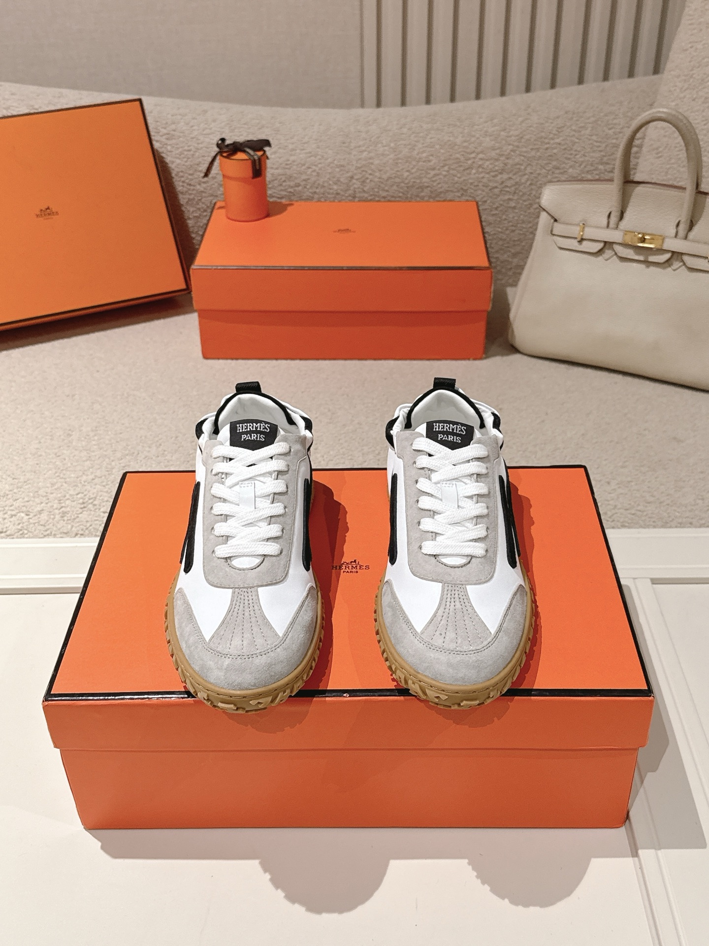 NO:929825,Hermes top version # 26ss casual sneakers new color, suede goatskin sneakers decorated with contrasting patterns and iconic 'H' details, exquisite packaging at the delivery counter. Fabric suede + down cloth, lining mixed sheep lining, outsole original TPU, bottom thickness 2CM, size 35-45,, hermes, sneakers, down jacket, sheepskin, chamois leather19860909Hermes 顶级版本# 26ss休闲运动鞋新色,麂皮山羊皮运动鞋装饰撞色图案和标志性“H”细节,配送专柜精美包装 面料麂皮+羽绒布 内里混种羊里 大底原版TPU 底厚2CM 码数35-45,,hermes,sneakers,down jacket,sheepskin,chamois leather,Men's shoes