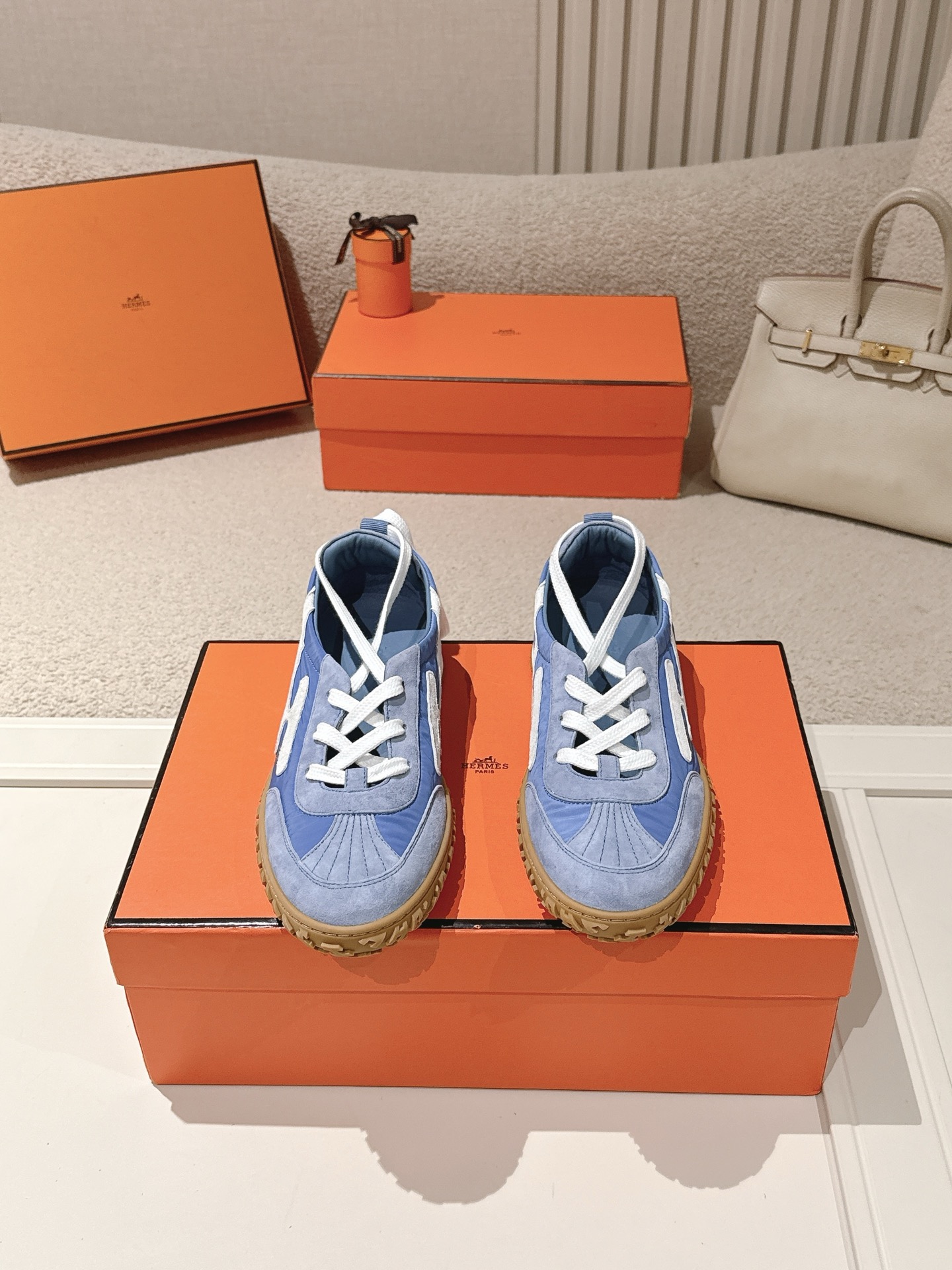 NO:929837,Hermes women's size # 26ss new model, suede goatskin sneakers decorated with contrasting patterns and iconic 'H' details, beautifully packaged at the delivery counter. Fabric suede + down cloth, lining mixed sheep lining, outsole original TPU, bottom thickness 2CM, size 35-40,, hermes, sneakers, down jacket, sheepskin, chamois leather19860909Hermes 女码# 26ss新款,麂皮山羊皮运动鞋装饰撞色图案和标志性“H”细节,配送专柜精美包装 面料麂皮+羽绒布 内里混种羊里 大底原版TPU 底厚2CM 码数35-40,,hermes,sneakers,down jacket,sheepskin,chamois leather,Men's shoes
