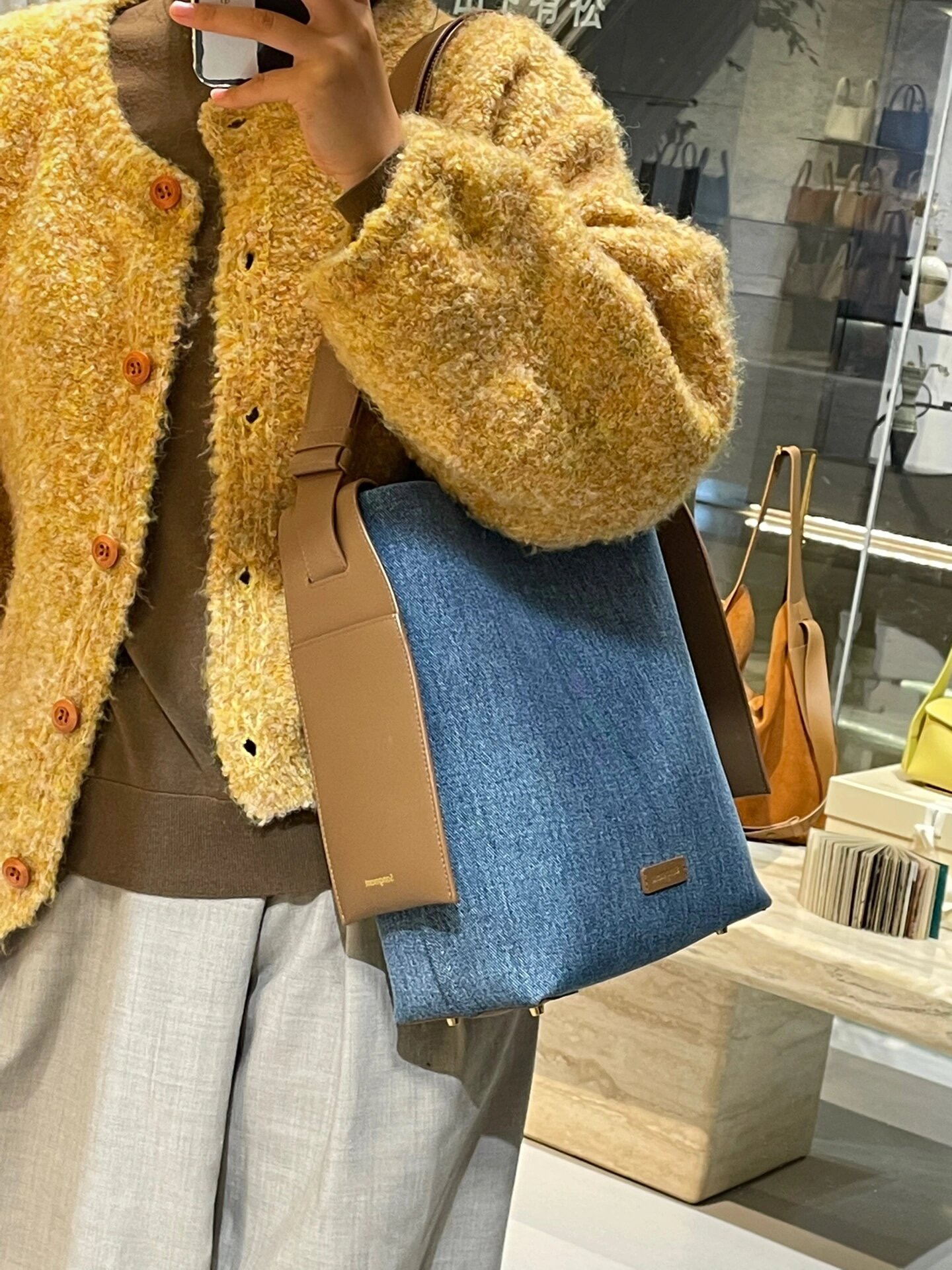 跟姜黄色的秋冬服装搭配起来也显得清爽一些 2