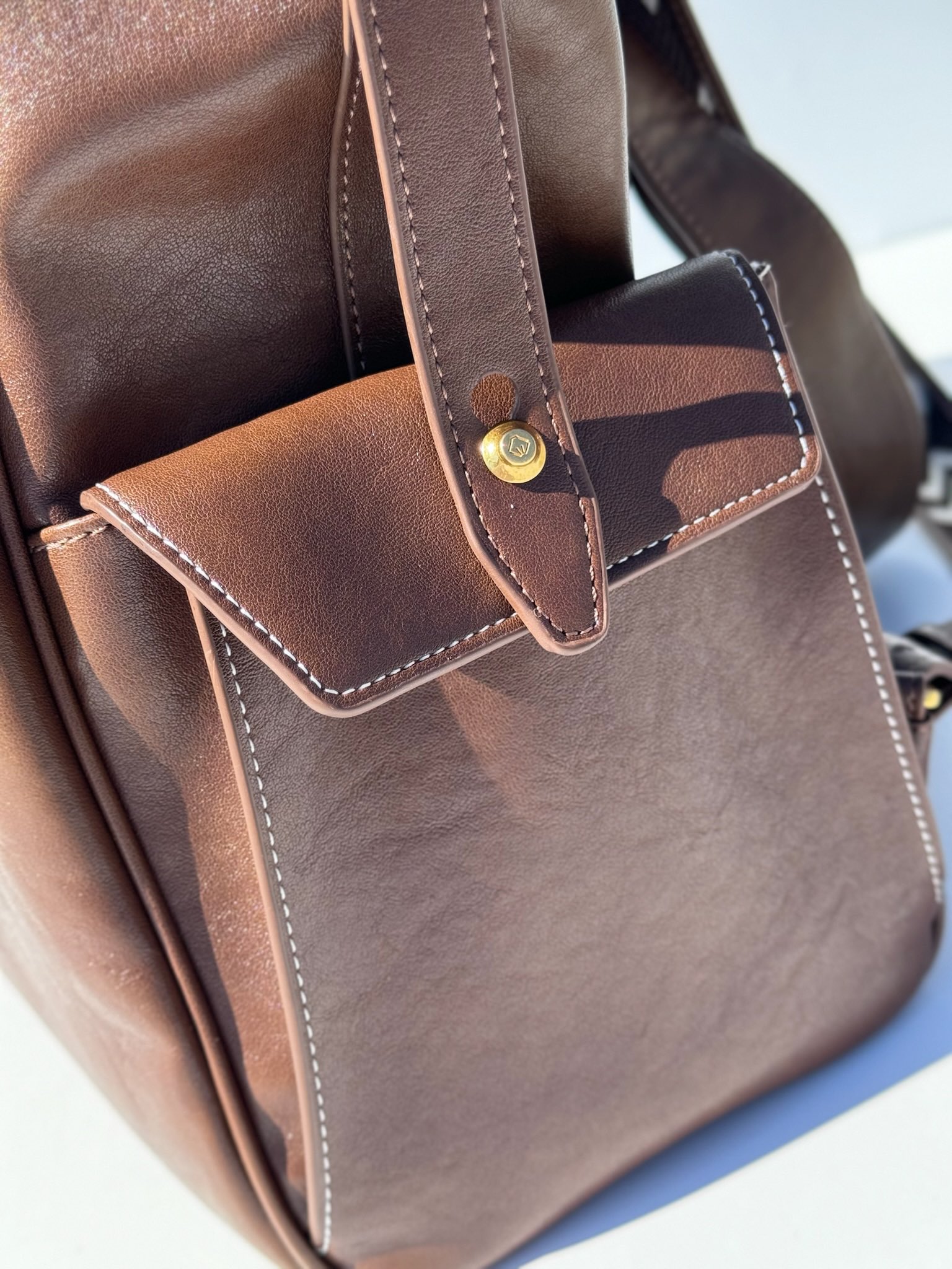 The exterior features the signature hardware attachment ring to - Comprehensive 6