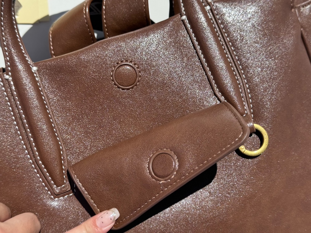 The exterior features the signature hardware attachment ring to - Comprehensive 5
