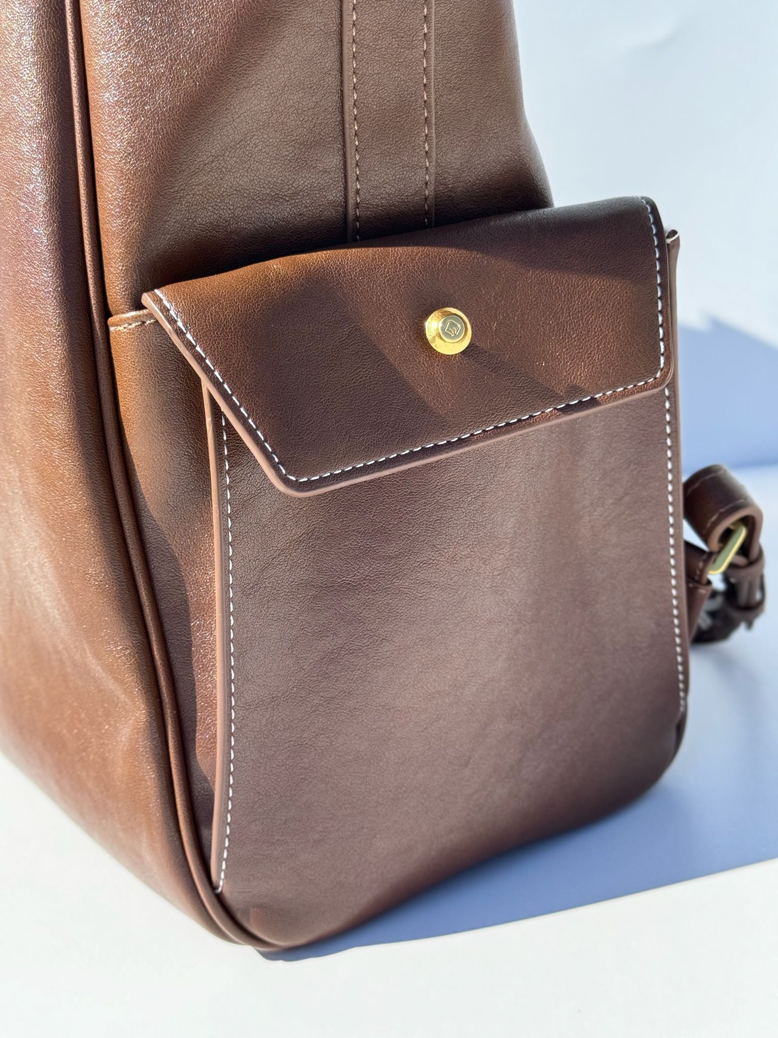 The exterior features the signature hardware attachment ring to - Comprehensive 2