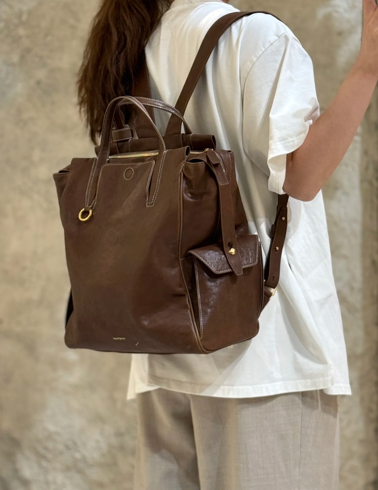 this effortless grab-and-go bag is designed with a focus on practical - Comprehensive 2