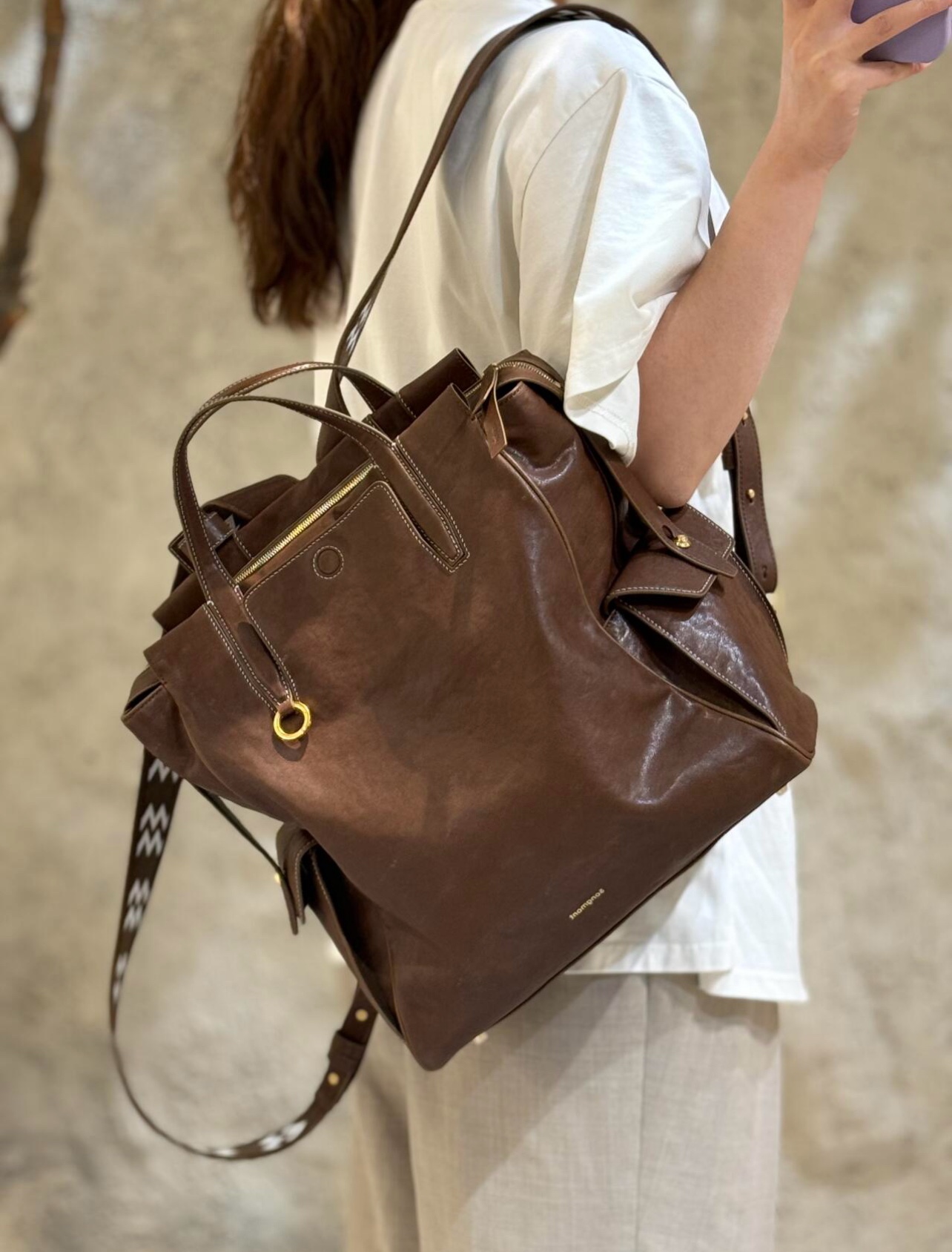 this effortless grab-and-go bag is designed with a focus on practical - Comprehensive 5