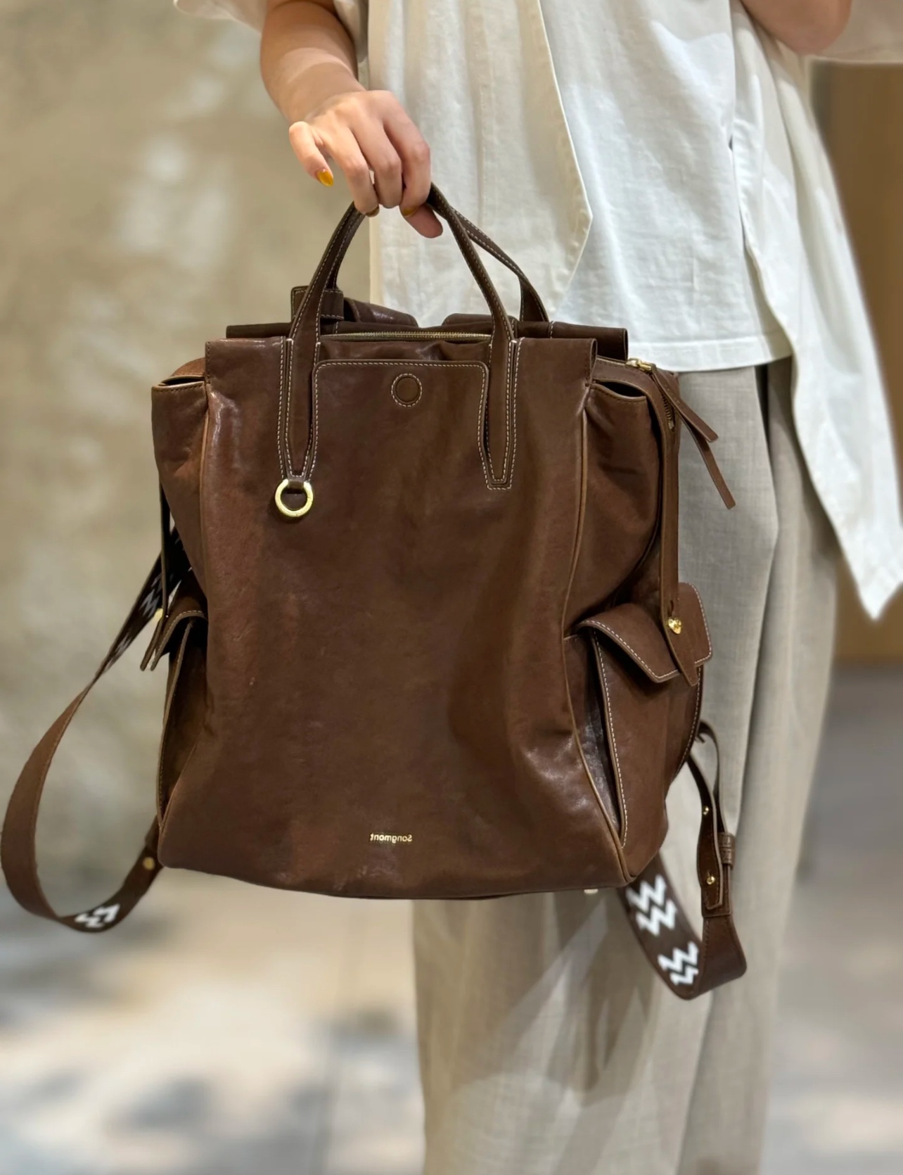 this effortless grab-and-go bag is designed with a focus on practical - Comprehensive 4