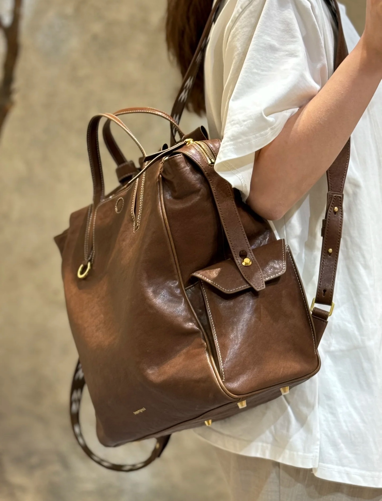 this effortless grab-and-go bag is designed with a focus on practical - Comprehensive 3