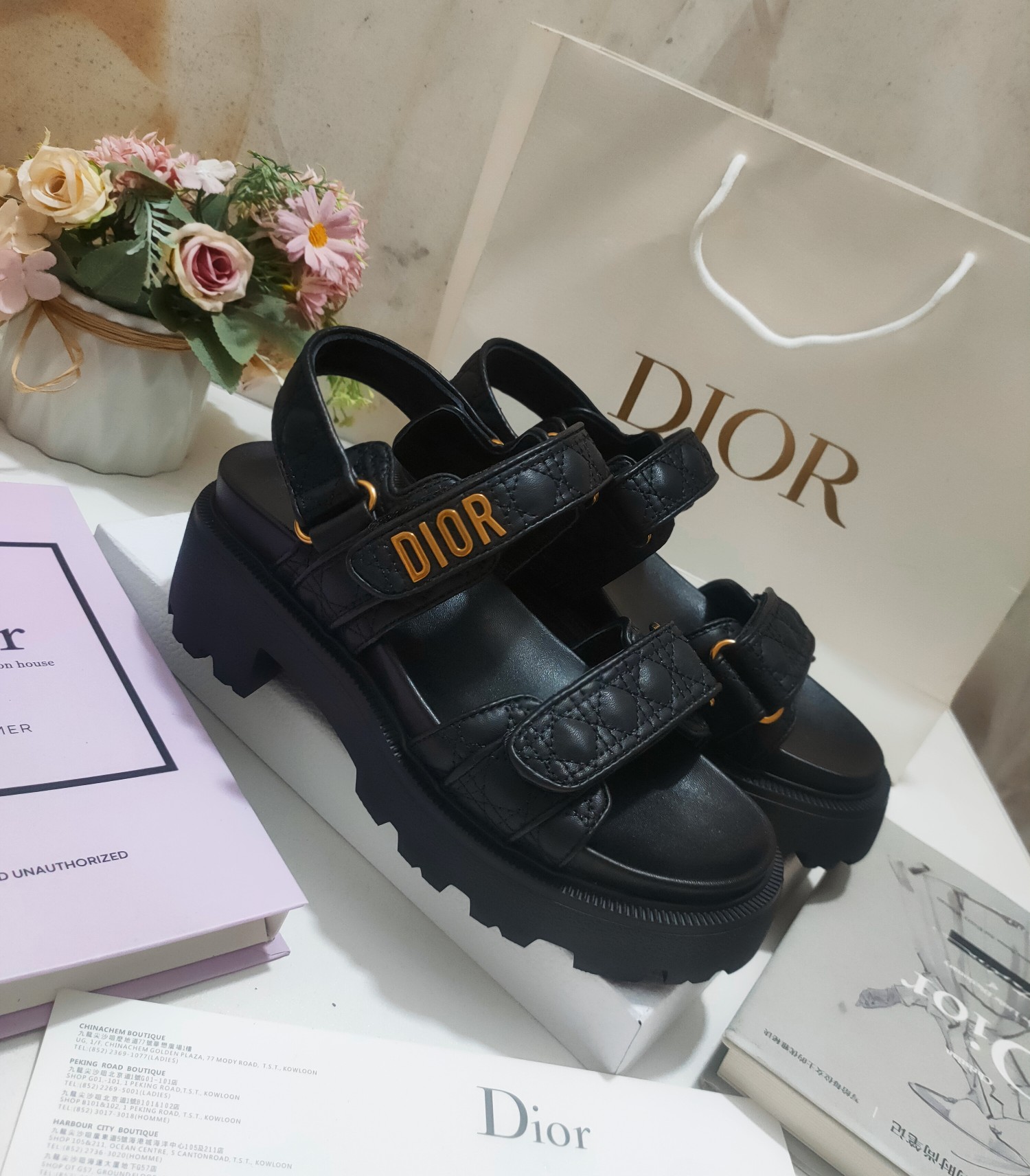 NO:234727,Dior Dior Spring and Summer Show new Ract grinding thick-soled casual women's shoes CD letter logo hardware buckle open-toe sandals Celebrity same style gold Gradient Butterflies pattern round toe retro beach shoes Top version of the market Material upper imported calfskin/cowhide foot pad   water dyed sheepskin inner lining   original molded TPU sole Size: 35-41 (40.41 custom-made non-return and exchange), sandals, dior, dior, sandals, cowhide, sheepskin19860909迪奥 Dior 春夏走秀新款 Ract 磨术贴厚底休闲女鞋 CD字母logo五金扣露趾凉鞋 明星同款金色Gradient Butterflies 图案圆头复古沙滩鞋 市场顶级版本 材质鞋面进口小牛皮/牛皮垫脚 水染羊皮内里 原版开模TPU大底 Size:35-41（40.41定制不退换）,凉鞋,dior,dior,sandals,cowhide,sheepskin,Women's Shoes