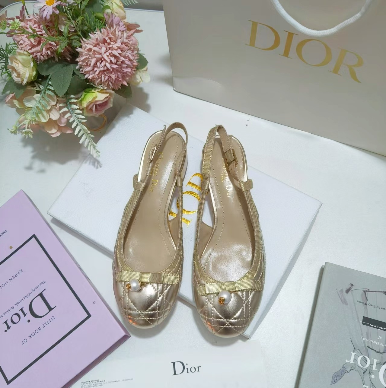 NO:226187,Leather soles, rubber Dior ss new arrival~ Dior 24fw new pearl bow ballet shoes D's ballet flat shoes this season are excellent in comfort. It's so comfortable to wear~ A perfect ballet princess!  Materials and craftsmanship Original custom sheepskin noodles/sheepskin lining Open molded pearl buckle Italian genuine leather sole Size35-39 (40.41 custom made without return or exchange), sandals, dior, dior, dior, sandals, flats, sheepskin19860909皮底,橡胶 Dior ss new arrival～ 迪奥24fw新品珍珠蝴蝶结芭蕾舞鞋 D家这一季的芭蕾舞平底鞋,舒适度极佳 上脚舒舒服服的太好穿了～妥妥的芭蕾小公主！ 材料与工艺 原版定制羊皮面/羊皮内里 开模珍珠饰扣 意大利真皮鞋底 Size35-39（40.41定做不退换）,凉鞋,dior,dior,dior,sandals,flats,sheepskin,Women's Shoes