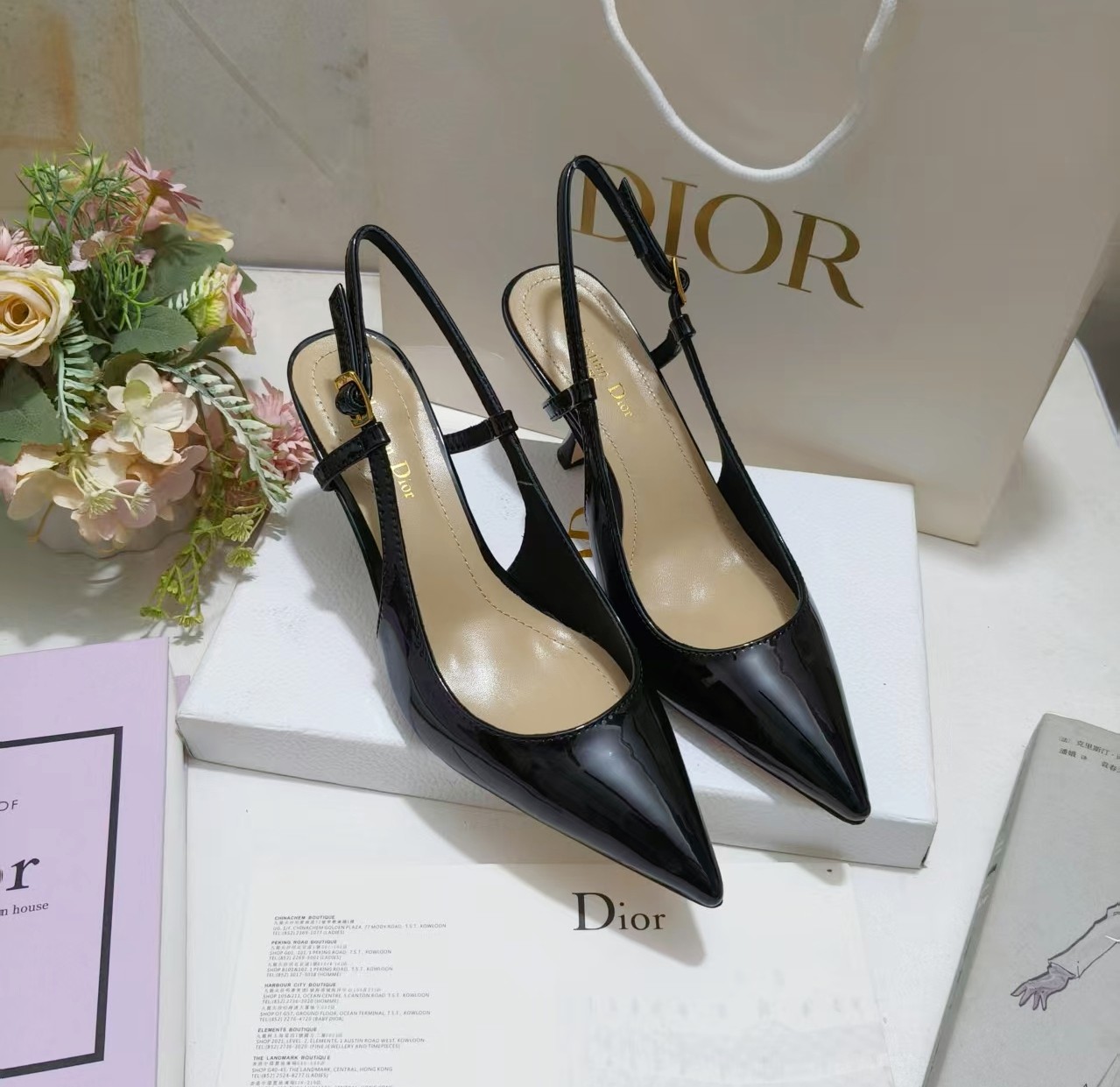 NO:226193,Leather sole, rubber Sun sandals spring ready-to-wear series new items from Dioreviera limited series, with high-definition style and casual temperament. Asymmetric white cowhide upper with adjustable buckles to highlight the ankle lines. It can be worn with other items from Dioreviera limited series. Lace-up with CD buckles The leather sole is decorated with Christian Dior's lucky star symbol 35-42 (40, 41, 42 no return or replacement), sandals, dior, sandals, cowhide19860909皮底,橡胶 Sun 凉鞋春季季成衣系列的新款单品,来自 Dioriviera 限定系列,兼具高订风格和休闲气质.不对称白色牛皮革鞋面搭配可调节的扣带,突显脚踝线条.可搭配 Dioriviera 限定系列的其他单品穿着. 系带搭配 CD 搭扣 皮革鞋底饰以 Christian Dior 的幸运星符号 35-42(40,41,42不退不换),凉鞋,dior,sandals,cowhide,Women's Shoes