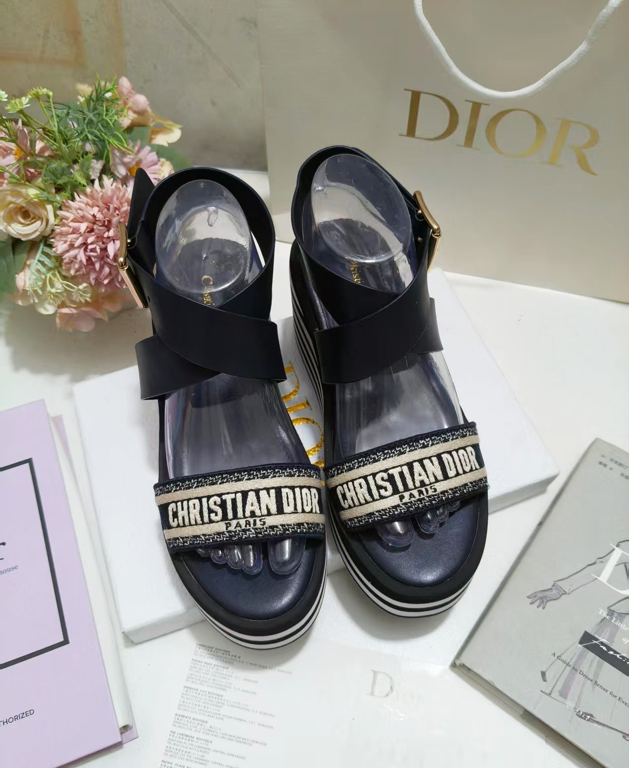 Precio franco fábrica @ Maria Grazia Chiuri presenta las sofisticadas y elegantes sandalias de tacón Dior Gem. Confecci…