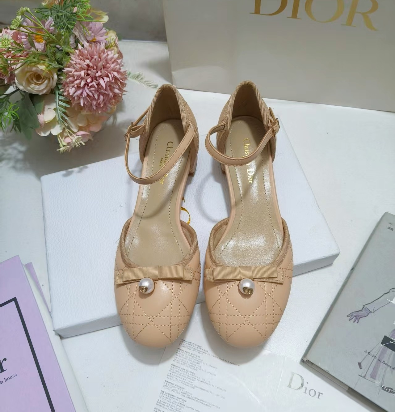 NO:240614,Leather soles, rubber Dior ss new arrival~ Dior 24fw new pearl bow ballet shoes D's ballet flat shoes this season are excellent in comfort. It's so comfortable to wear~ A perfect ballet princess!  Materials and craftsmanship Original custom sheepskin noodles/sheepskin lining Open molded pearl buckle Italian genuine leather sole Size35-39 (40.41 custom made without return or exchange), sandals, dior, dior, dior, sandals, flats, sheepskin19860909皮底,橡胶 Dior ss new arrival～ 迪奥24fw新品珍珠蝴蝶结芭蕾舞鞋 D家这一季的芭蕾舞平底鞋,舒适度极佳 上脚舒舒服服的太好穿了～妥妥的芭蕾小公主！ 材料与工艺 原版定制羊皮面/羊皮内里 开模珍珠饰扣 意大利真皮鞋底 Size35-39（40.41定做不退换）,凉鞋,dior,dior,dior,sandals,flats,sheepskin,Women's Shoes