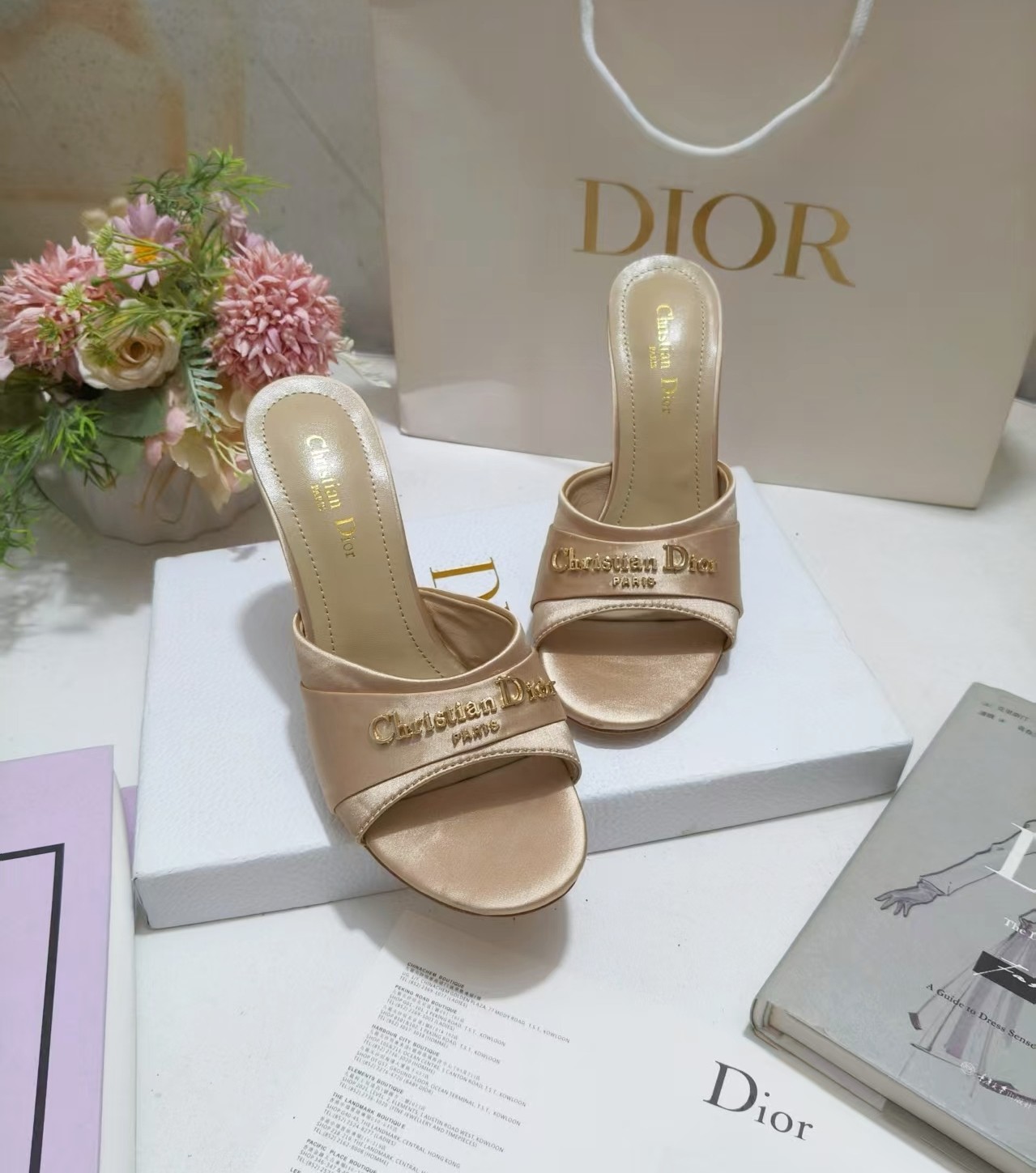 NO:240623,Leather sole, rubber Sun sandals spring ready-to-wear series new items from Dioreviera limited series, with high-definition style and casual temperament. Asymmetric white cowhide upper with adjustable buckles highlights the ankle lines. It can be worn with other items from Dioreviera limited series. Lace-up with CD buckles The leather sole is decorated with Christian Dior's lucky star symbol 35-42 (40, 41, 42 no return or exchange), high heels, dior, sandals, high heels, cowhide19860909皮底,橡胶 Sun 凉鞋春季季成衣系列的新款单品,来自 Dioriviera 限定系列,兼具高订风格和休闲气质.不对称白色牛皮革鞋面搭配可调节的扣带,突显脚踝线条.可搭配 Dioriviera 限定系列的其他单品穿着. 系带搭配 CD 搭扣 皮革鞋底饰以 Christian Dior 的幸运星符号 35-42(40,41,42不退不换),高跟鞋,dior,sandals,high heels,cowhide,Women's Shoes