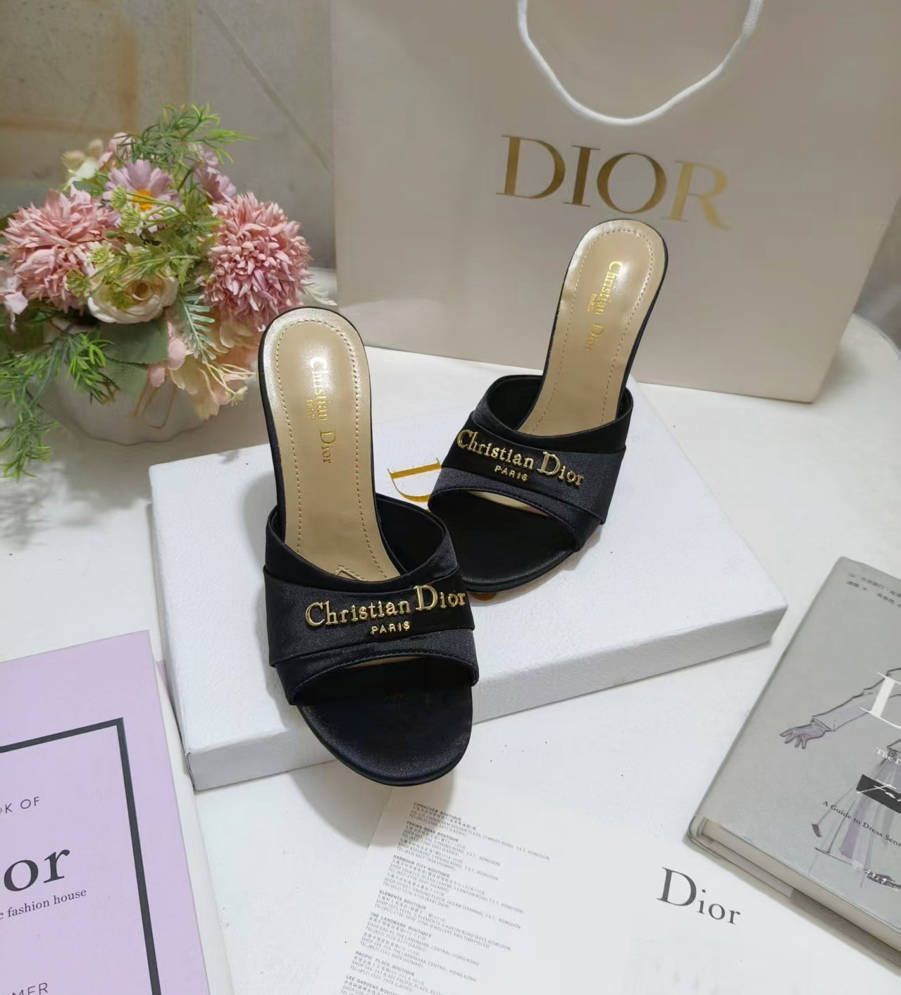 NO:240620,Leather sole 200, Rubber Sun Sandals Spring Season Ready-to-wear series, new items from Dioreviera Limited Series, with high-definition style and casual temperament. Asymmetric white cowhide upper with adjustable buckles to highlight the ankle lines. It can be worn with other items from Dioreviera Limited Series. Lace-up with CD buckle Leather sole is decorated with Christian Dior's lucky star symbol 35-42 (40, 41, 42 no return or exchange), high heels, dior, sandals, high heels, cowhide19860909皮底200,橡胶 Sun 凉鞋春季季成衣系列的新款单品,来自 Dioriviera 限定系列,兼具高订风格和休闲气质.不对称白色牛皮革鞋面搭配可调节的扣带,突显脚踝线条.可搭配 Dioriviera 限定系列的其他单品穿着. 系带搭配 CD 搭扣 皮革鞋底饰以 Christian Dior 的幸运星符号 35-42(40,41,42不退不换),高跟鞋,dior,sandals,high heels,cowhide,Women's Shoes