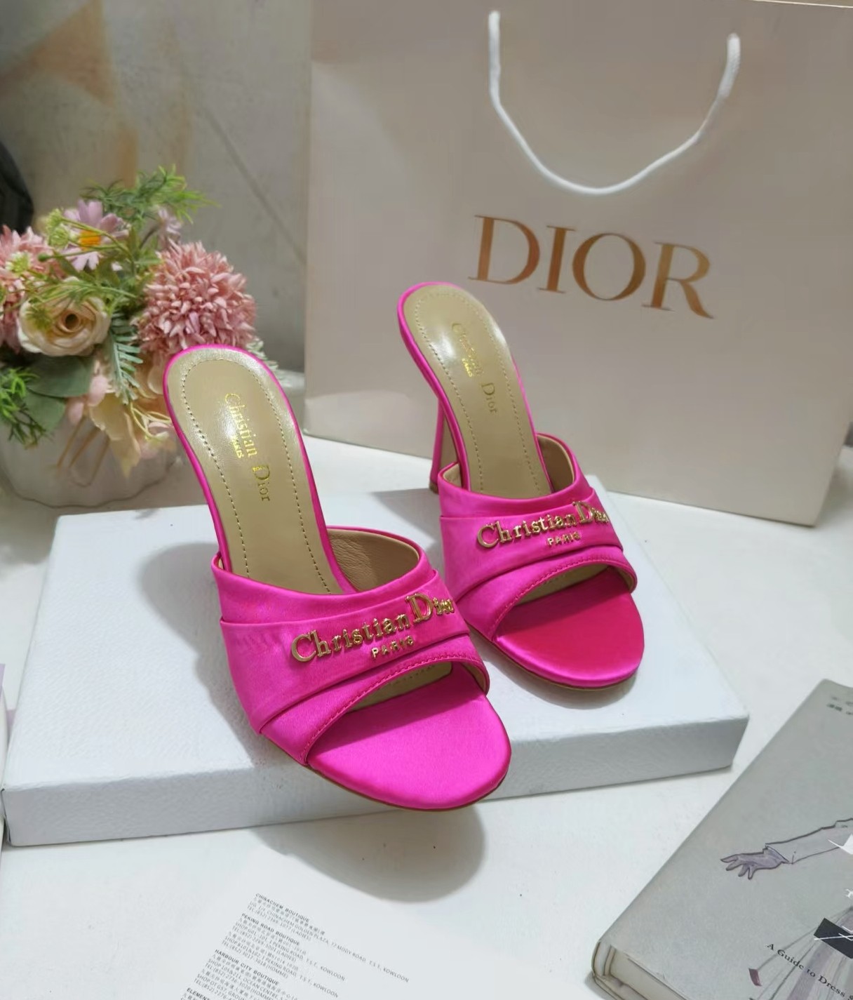 NO:240617,The new product of the spring ready-to-wear series of 200 rubber Sun sandals comes from the Dioreviera limited series, which combines high-definition style and casual temperament. The asymmetric white cowhide upper is paired with adjustable buckles to highlight the ankle lines. It can be worn with other items from the Dioreviera limited series. Lace-up with CD buckle The leather sole is decorated with Christian Dior's lucky star symbol 35-42 (40, 41, 42 no return or exchange), high heels, dior, sandals, high heels, cowhide19860909皮底200橡胶 Sun 凉鞋春季季成衣系列的新款单品,来自 Dioriviera 限定系列,兼具高订风格和休闲气质.不对称白色牛皮革鞋面搭配可调节的扣带,突显脚踝线条.可搭配 Dioriviera 限定系列的其他单品穿着. 系带搭配 CD 搭扣 皮革鞋底饰以 Christian Dior 的幸运星符号 35-42(40,41,42不退不换),高跟鞋,dior,sandals,high heels,cowhide,Women's Shoes