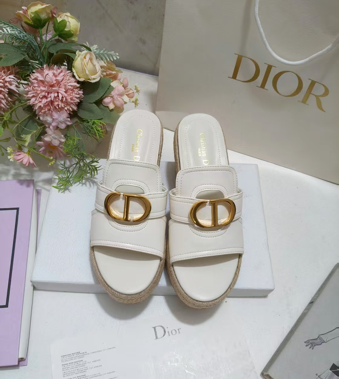 Precio de fábrica @ Dway Las sandalias de cuña son un clásico atemporal. La parte superior se reconoce al instante con …