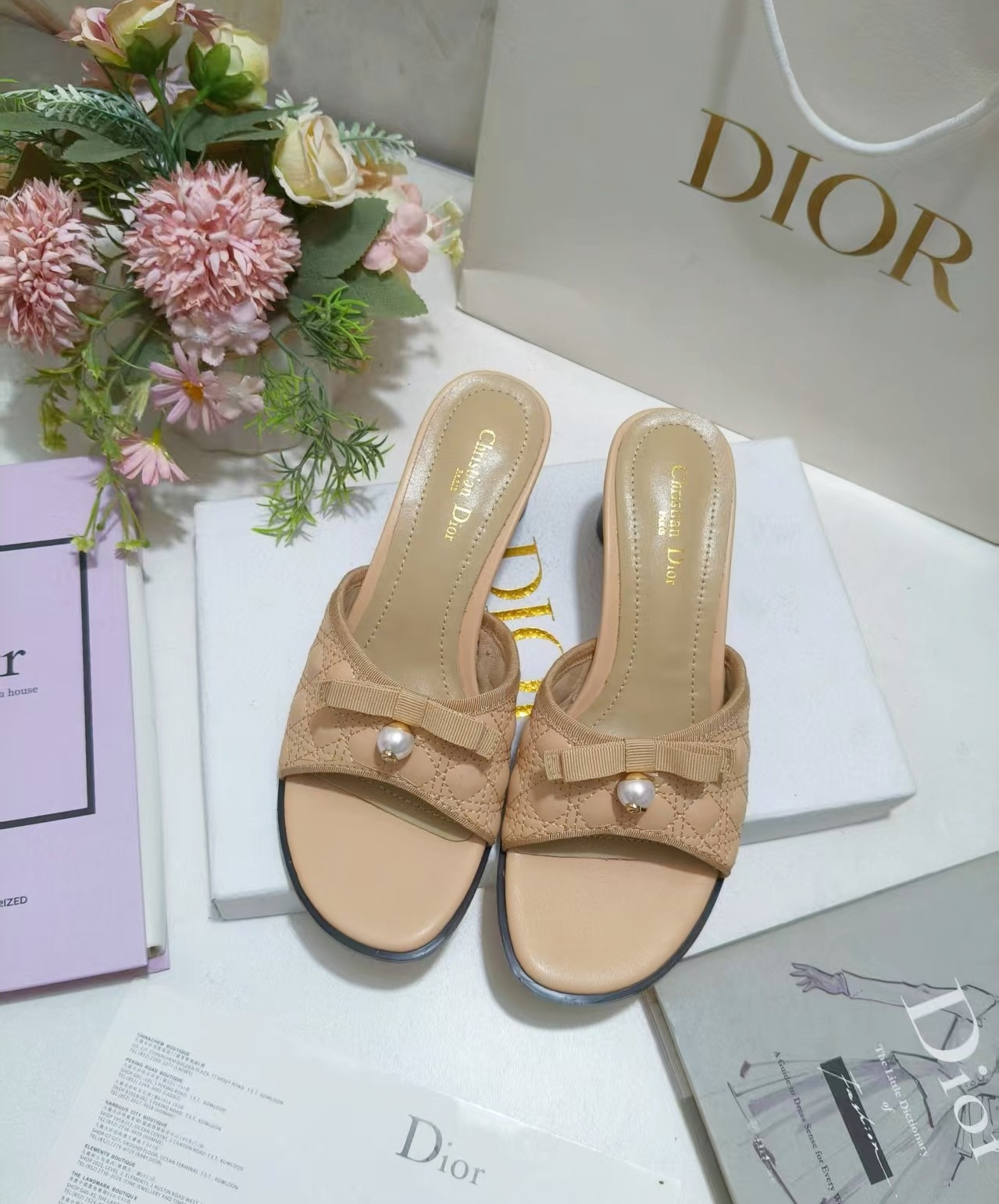 Precio en fábrica ➕20. Las sandalias de goma con tacón Dior Ballet son una novedad de la serie otoño 2025, que reinterp…
