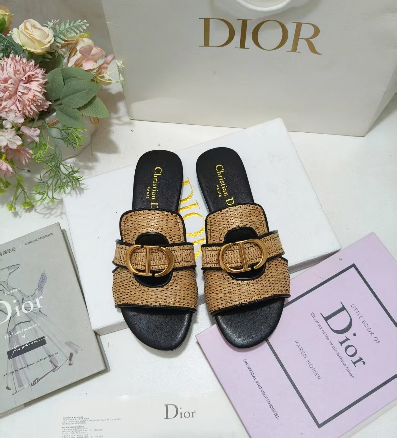Zapatos de mujer Dior Sandalias planas huecas con logo de metal con letras CD, zapatillas con punta redonda y tacón gru…