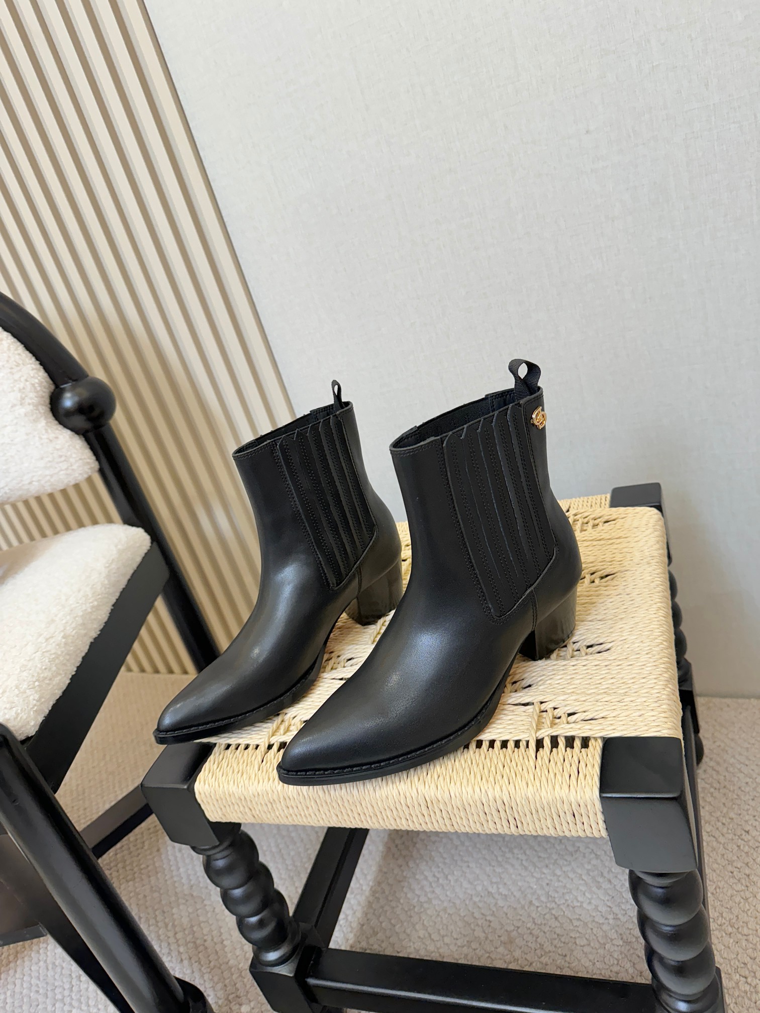 NO:535729,D-Major boots are made of unique design elements to create a striking look. They are made of black cowhide leather for easy putting on and off. Take inspiration from the Dior Book Tote handbag, with the top decorated with the 'Christian Dior' logo. Adjustable nylon straps with the 'CD' logo and corrugated rubber sole form the tone of a striking outline. The ankle is surrounded by tech fabric strips and paired with brass rings. The notch rubber sole is decorated with Christian Dior lucky star symbol Size standard 35-41, boots, dior, boots, cowhide19860909D-Major 靴子采用别具一格的设计元素打造醒目的外观.采用黑色牛皮革打造,可轻松穿脱.从 Dior Book Tote 手袋汲取灵感,顶部饰以双色“Christian Dior”标志.带有“CD”标志的可调节尼龙带和波纹橡胶鞋底构成醒目轮廓的基调. 踝部以科技面料饰带环绕,搭配黄铜饰环 凹口橡胶鞋底饰以 Christian Dior 的幸运星符号 尺码标准35-41,靴子,dior,boots,cowhide,Women's Shoes