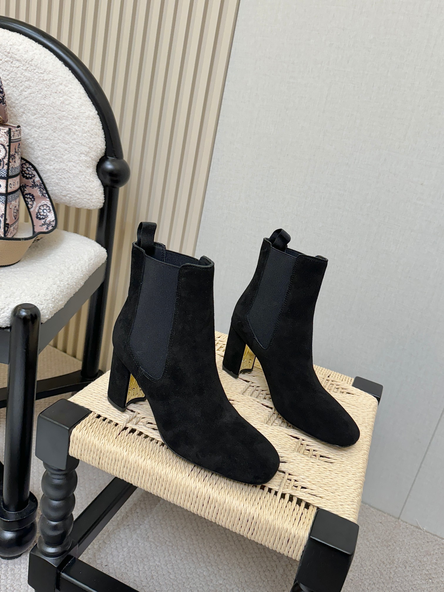 NO:560621,The D-Major boot features distinctive design elements for a striking look. Made of black calfskin leather, it can be easily slipped on and off. Taking inspiration from the Dior Book Tote bag, it is embellished with a two-tone 'Christian Dior' signature on the top. An adjustable nylon strap with 'CD' logo and a rippled rubber sole complete the tone of the bold silhouette. The ankle is surrounded by a technical fabric band with a brass ring. Notched rubber sole is decorated with Christian Dior's lucky star symbol.  Size standard 35-41, boots, dior, boots, cowhide19860909D-Major 靴子采用别具一格的设计元素打造醒目的外观.采用黑色牛皮革打造,可轻松穿脱.从 Dior Book Tote 手袋汲取灵感,顶部饰以双色“Christian Dior”标志.带有“CD”标志的可调节尼龙带和波纹橡胶鞋底构成醒目轮廓的基调. 踝部以科技面料饰带环绕,搭配黄铜饰环 凹口橡胶鞋底饰以 Christian Dior 的幸运星符号 尺码标准35-41,靴子,dior,boots,cowhide,Women's Shoes