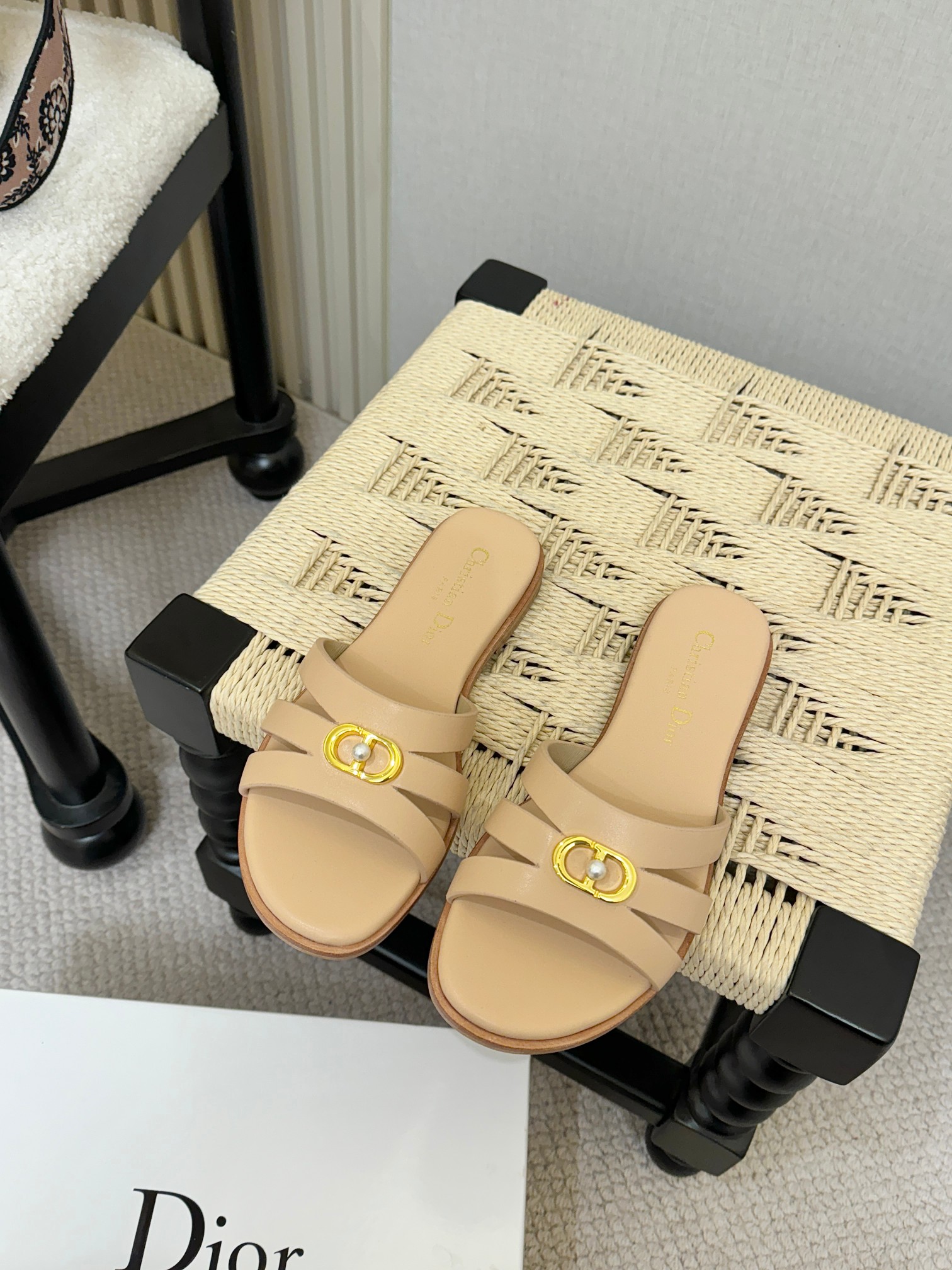 Precio de fábrica Suela de cuero ➕20, suela de goma Zapatos de mujer Sandalias huecas de suela plana con logo de metal …