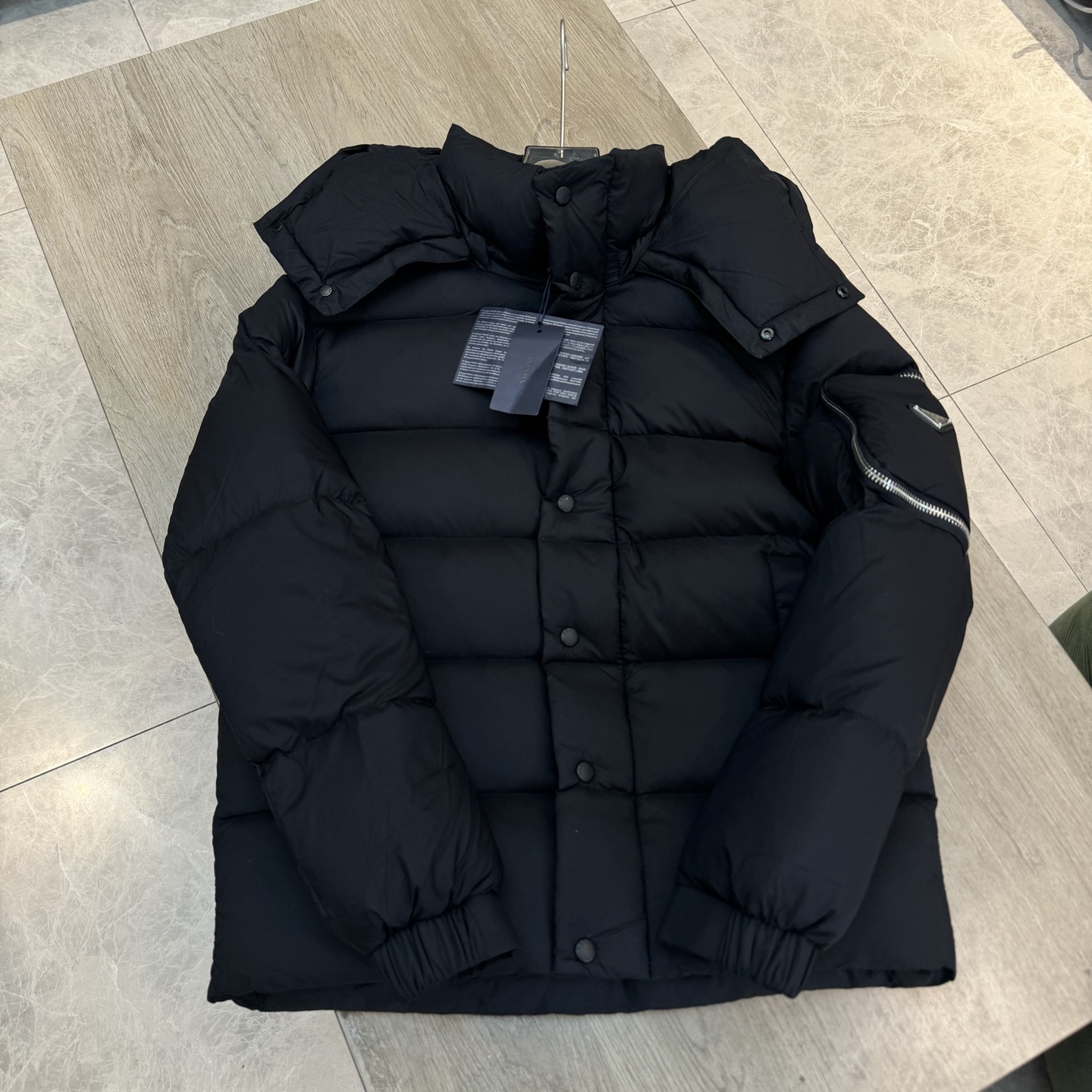 Prada 专柜款经典手袋 6