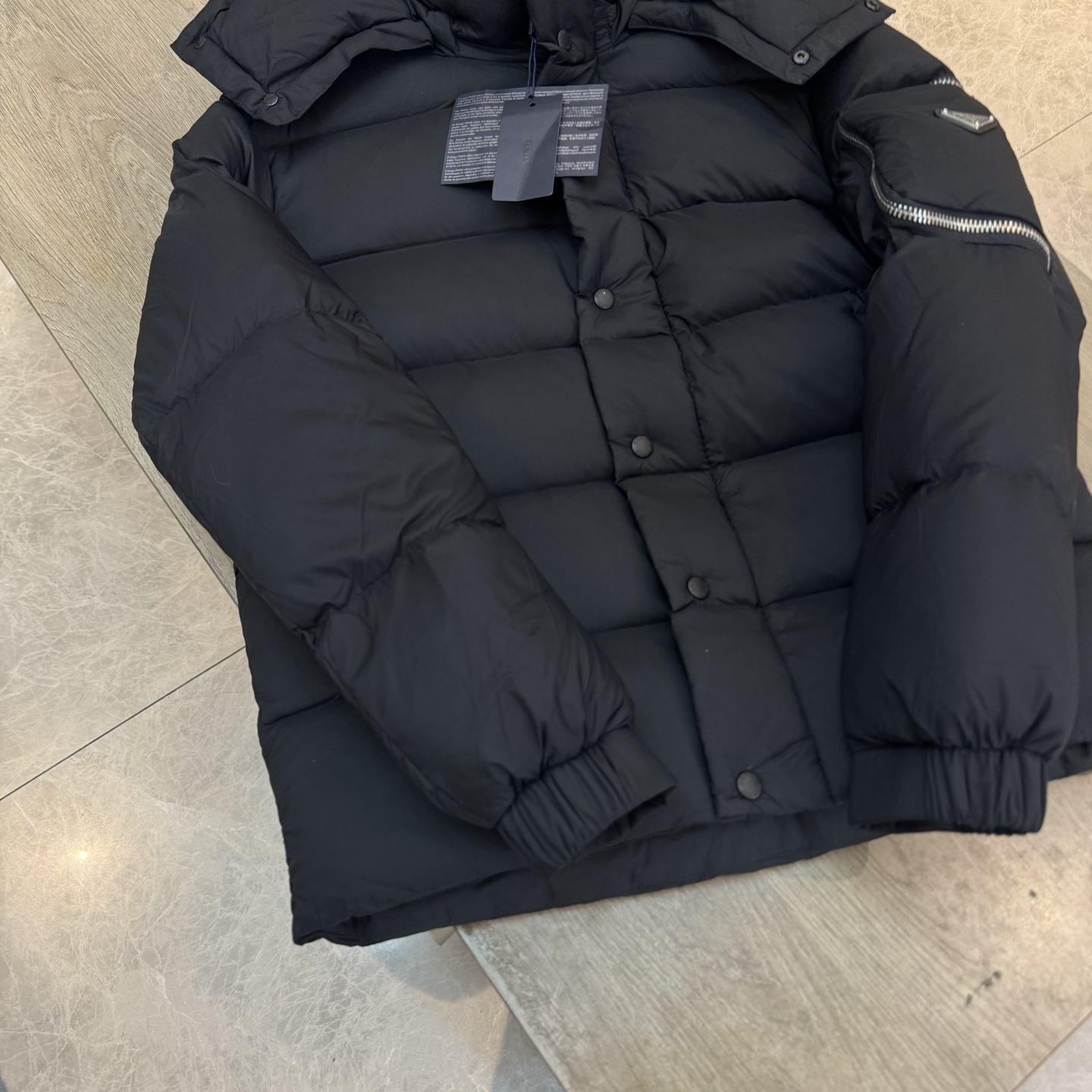 Prada 专柜款经典手袋 9