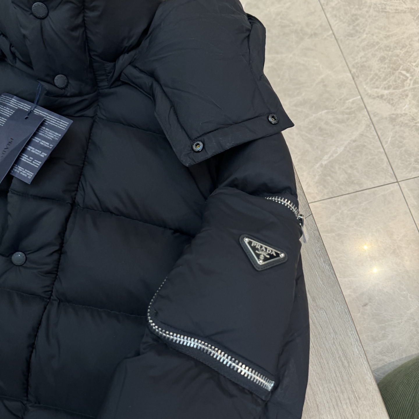 Prada 专柜款经典手袋 7