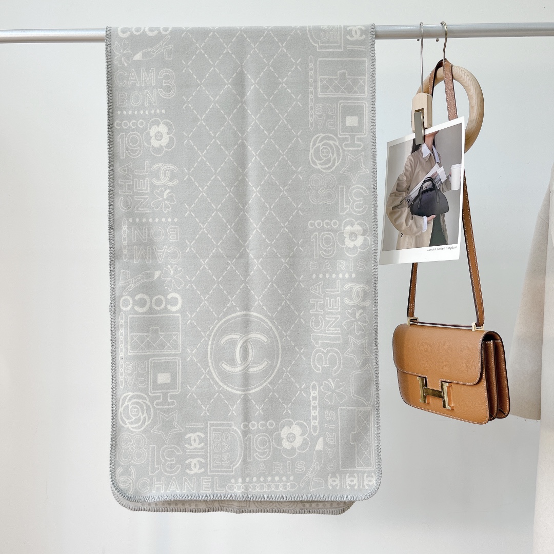 NO:162985,Chanel classic hit [Plain long scarf] recommended to grab VIP. Be sure to start quickly. The quality is perfect. The whole scarf gives people a big brand aura and is very exquisite and beautiful. It is definitely worth buying a new model. Once you get the real thing, you will be glad that you are a beautiful product for women. It is worth evaluating the perfect temperament and taste of Ditails' first choice VIPs. 50*180cm, ordinary scarf, chanel19860909香奈儿经典爆款【素色长巾】抢VIP推荐 下手一定要快 品质非常完美 整个围巾给人大牌气场的同时又非常精致秀丽绝对值得入手的新款 实物一拿到就会庆幸自己是女人的绝美好货 值得品鉴完美气质品味Ditails首选VIP们 上50*180cm,普通围巾,chanel,scarf