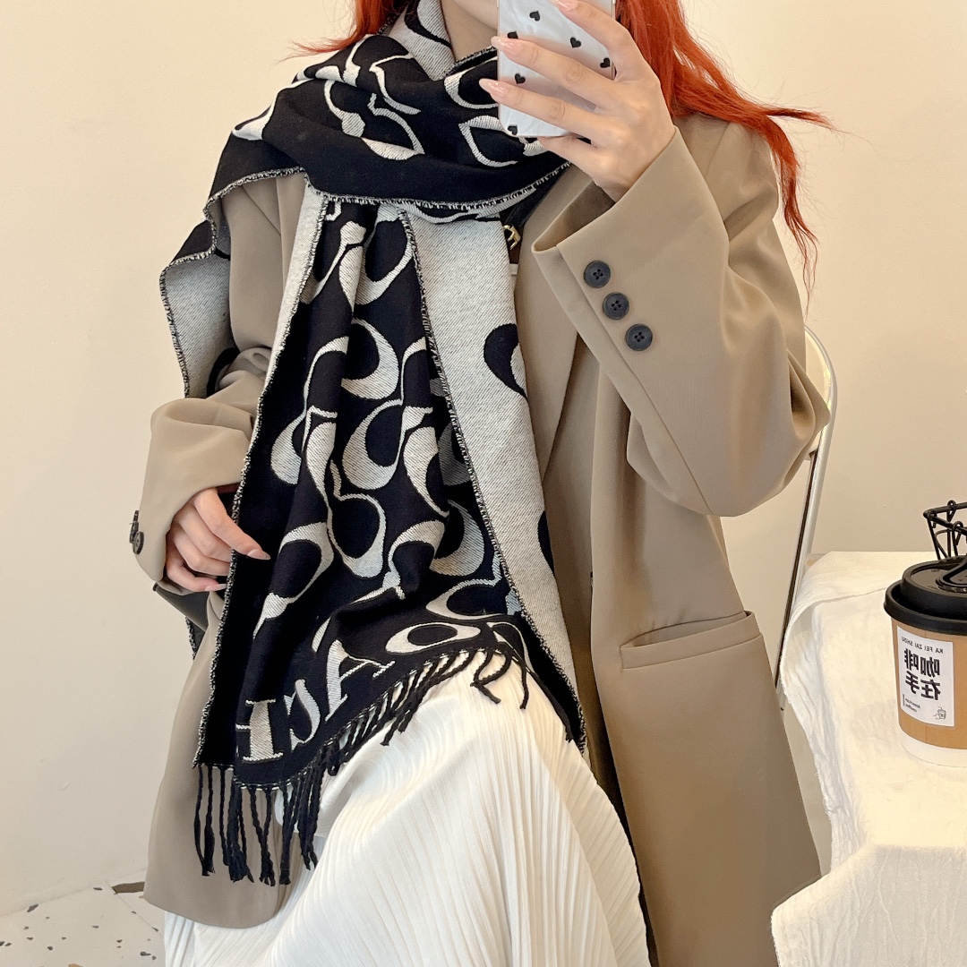 NO:163110,【Vertical and fashionable and high-end scarf!  】Given the confident temperament with ease, the latest model on the official website, it uses a blend of wool and silk fabrics, the texture is very soft and light, showing whiteness and temperament!  !  Every day, every day, any person, any temperament, any figure are beautiful, invincible and great value!  !  !  Fashion includes a slight intellectuality, a slight elegance, both righteous and leisurely, and you can wear it with temperament casually. The size is 50*180cm, ordinary scarf19860909【百搭时尚又充满高端气息围巾！】赋予信手拈来的自信气质,官网最新款,选用羊毛和丝质混纺面料,质地非常柔软轻盈,显白显气质！！日常任何场合,日常任何人,任何气质,任何身材围都美美的,无敌超值！！！时髦中包含淡淡的知性,淡淡的雅致,亦正亦闲,很随意就能穿出气质.尺寸规格50*180cm,普通围巾,scarf