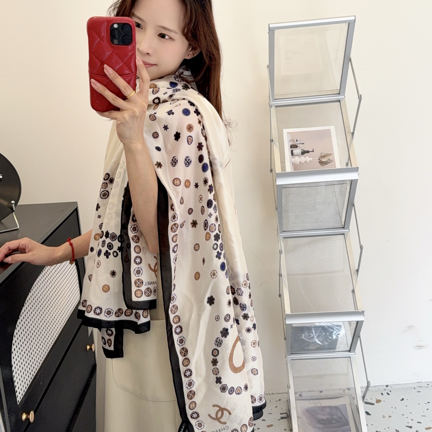 供货价:35💰『轻奢围巾篇』   新款上市‼️新款新丝缎长巾‼️🔥真心美的让人心动  上身效果简直美翻了  品质非常完美👍‼️ 整个丝巾给人大牌丝巾气场的同时又非常精致，绝对值得入手的新款💟精致女人名媛气质者，上‼️🌟非常的上档次‼️‼️轻薄的感觉非常舒适.春夏天旅游空调房必须来条.冬天更美.手慢无🌟尺寸90-180cm