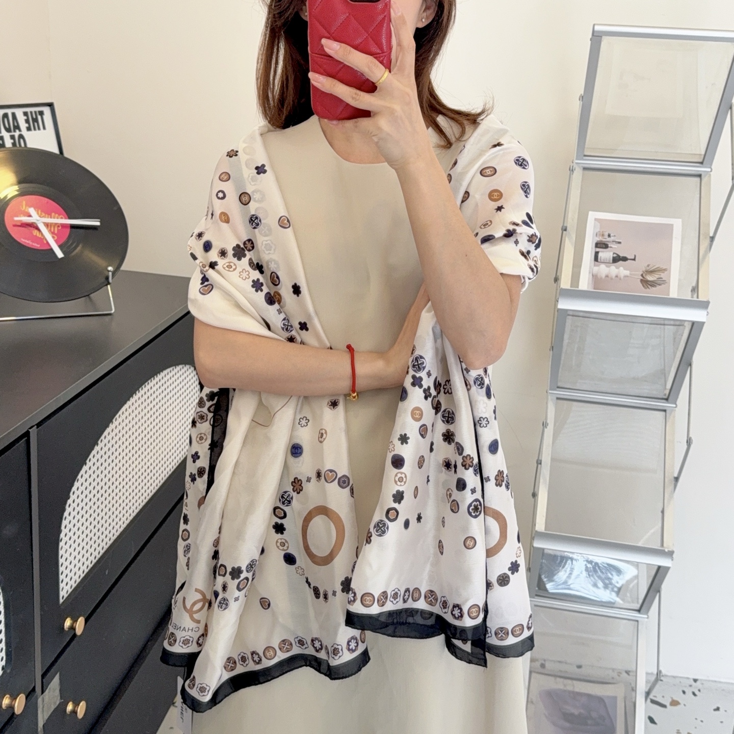 供货价:35💰『轻奢围巾篇』   新款上市‼️新款新丝缎长巾‼️🔥真心美的让人心动  上身效果简直美翻了  品质非常完美👍‼️ 整个丝巾给人大牌丝巾气场的同时又非常精致，绝对值得入手的新款💟精致女人名媛气质者，上‼️🌟非常的上档次‼️‼️轻薄的感觉非常舒适.春夏天旅游空调房必须来条.冬天更美.手慢无🌟尺寸90-180cm