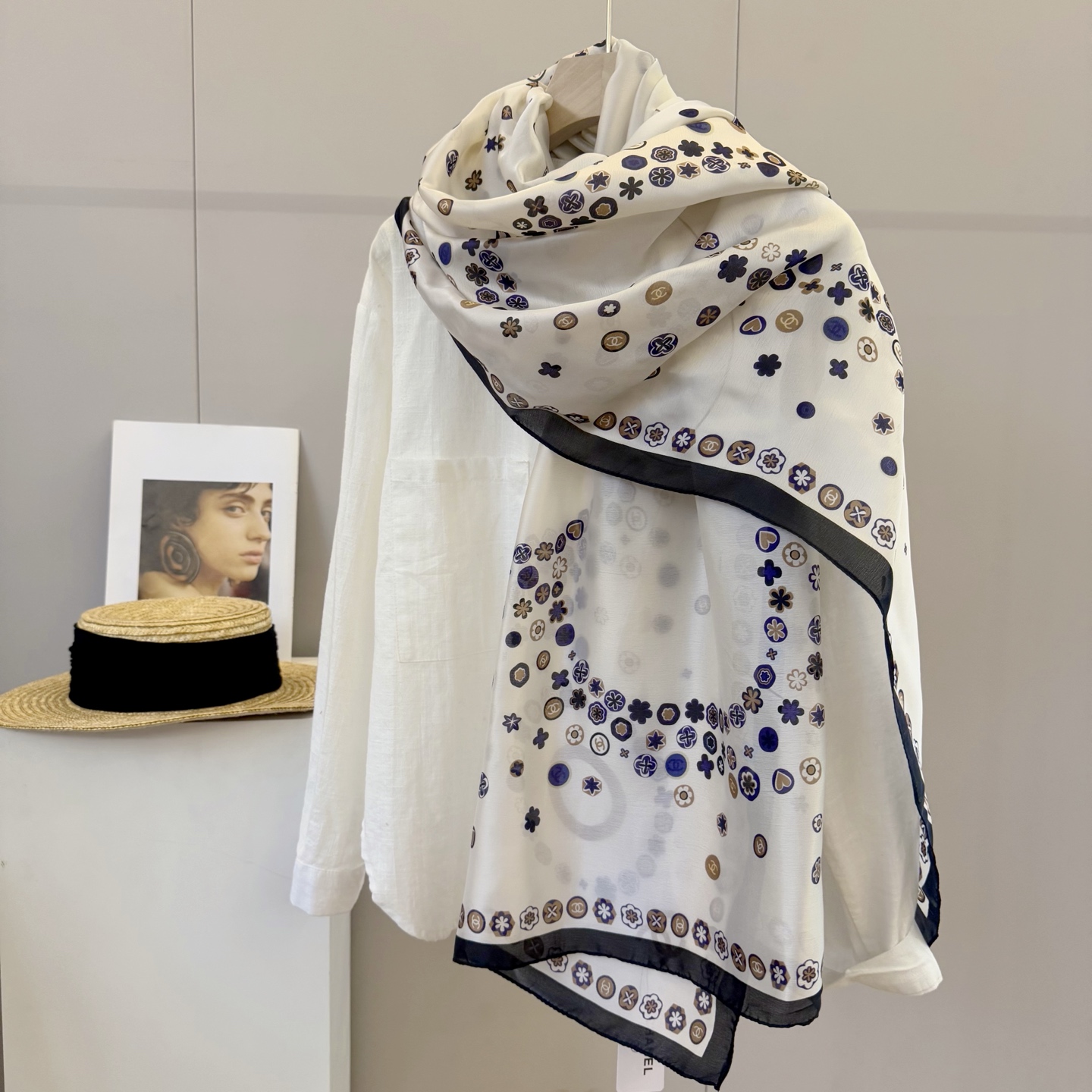 供货价:35💰『轻奢围巾篇』   新款上市‼️新款新丝缎长巾‼️🔥真心美的让人心动  上身效果简直美翻了  品质非常完美👍‼️ 整个丝巾给人大牌丝巾气场的同时又非常精致，绝对值得入手的新款💟精致女人名媛气质者，上‼️🌟非常的上档次‼️‼️轻薄的感觉非常舒适.春夏天旅游空调房必须来条.冬天更美.手慢无🌟尺寸90-180cm