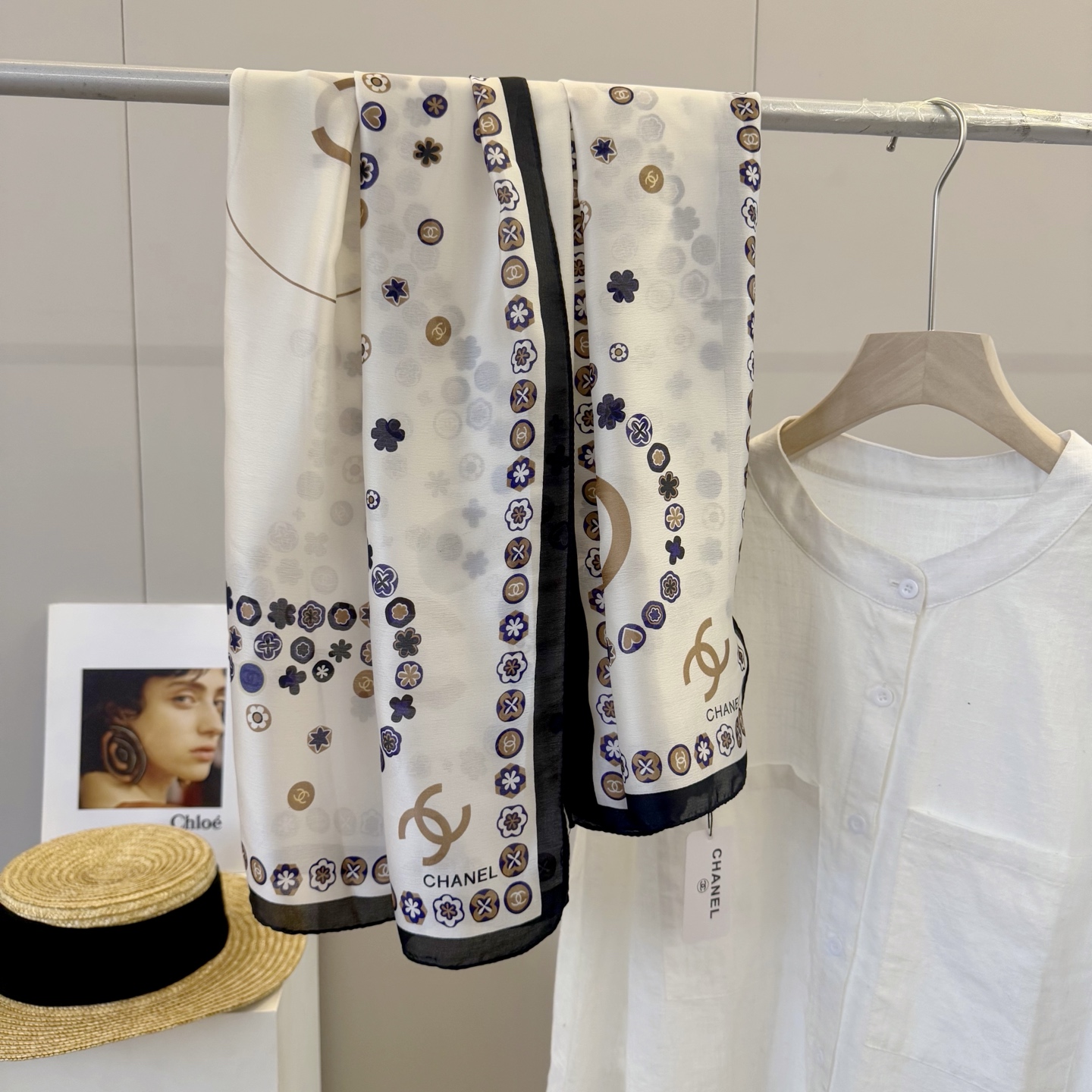 供货价:35💰『轻奢围巾篇』   新款上市‼️新款新丝缎长巾‼️🔥真心美的让人心动  上身效果简直美翻了  品质非常完美👍‼️ 整个丝巾给人大牌丝巾气场的同时又非常精致，绝对值得入手的新款💟精致女人名媛气质者，上‼️🌟非常的上档次‼️‼️轻薄的感觉非常舒适.春夏天旅游空调房必须来条.冬天更美.手慢无🌟尺寸90-180cm