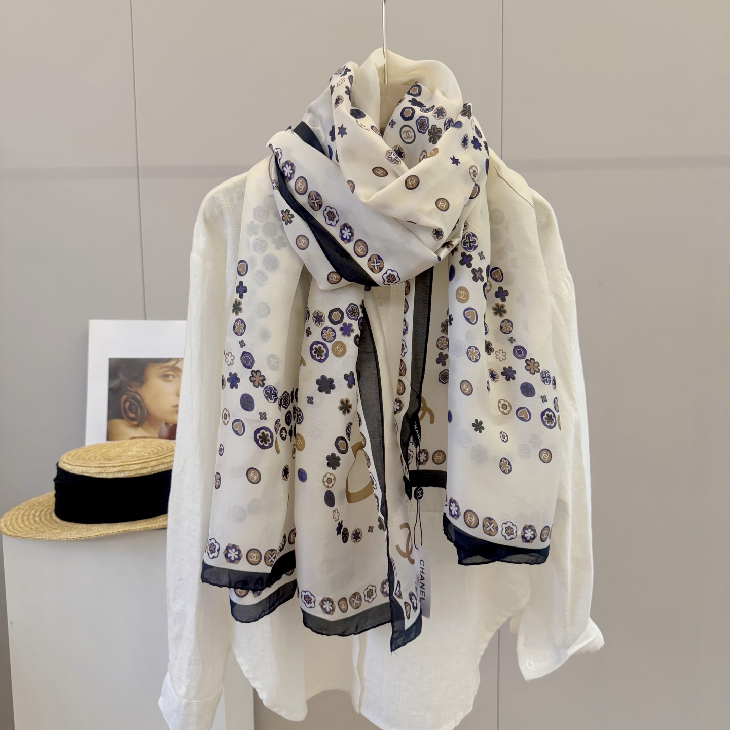 供货价:35💰『轻奢围巾篇』   新款上市‼️新款新丝缎长巾‼️🔥真心美的让人心动  上身效果简直美翻了  品质非常完美👍‼️ 整个丝巾给人大牌丝巾气场的同时又非常精致，绝对值得入手的新款💟精致女人名媛气质者，上‼️🌟非常的上档次‼️‼️轻薄的感觉非常舒适.春夏天旅游空调房必须来条.冬天更美.手慢无🌟尺寸90-180cm