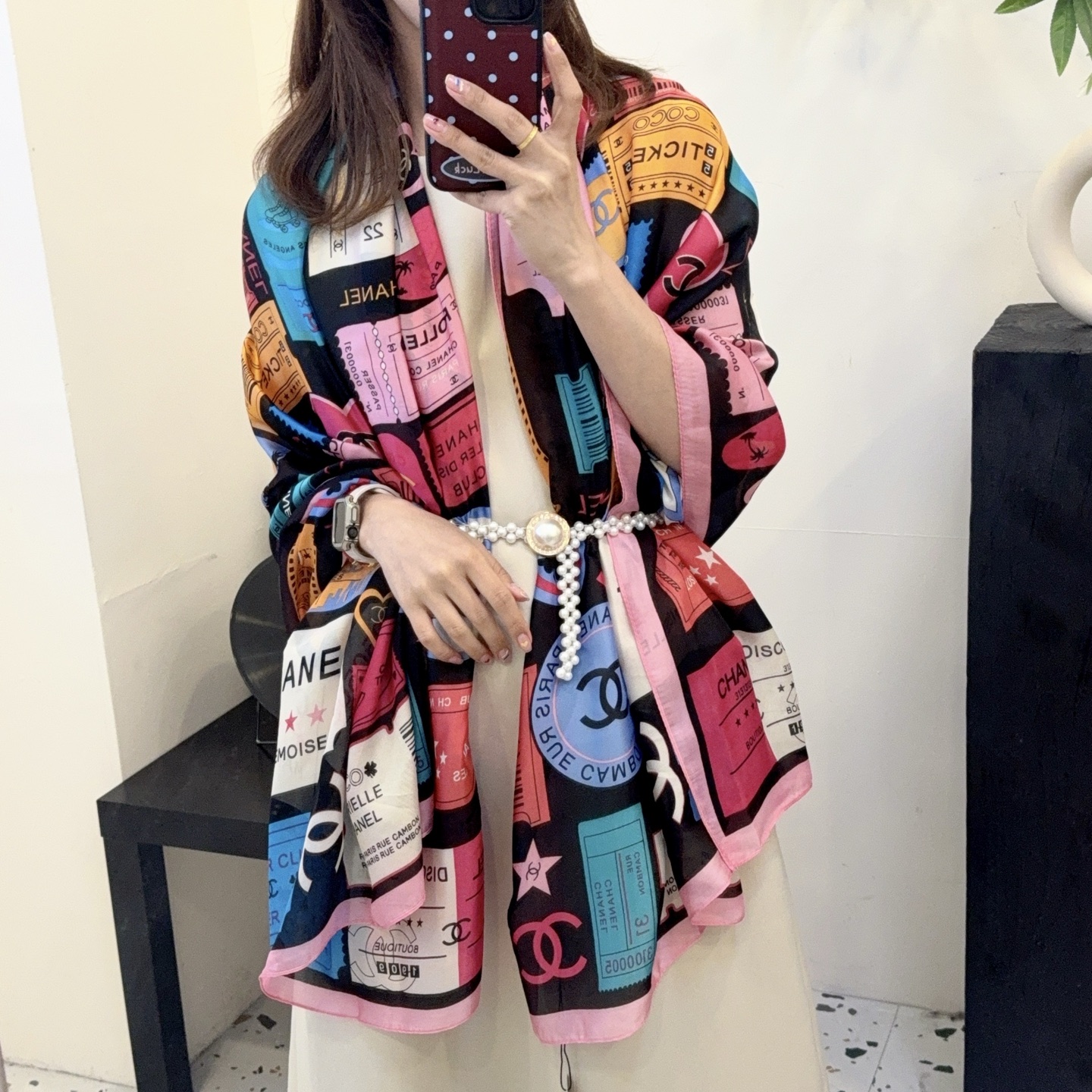 供货价:35💰『轻奢围巾篇』   新款上市‼️新款新丝缎长巾‼️🔥真心美的让人心动  上身效果简直美翻了  品质非常完美👍‼️ 整个丝巾给人大牌丝巾气场的同时又非常精致，绝对值得入手的新款💟精致女人名媛气质者，上‼️🌟非常的上档次‼️‼️轻薄的感觉非常舒适.春夏天旅游空调房必须来条.冬天更美.手慢无🌟尺寸90-180cm