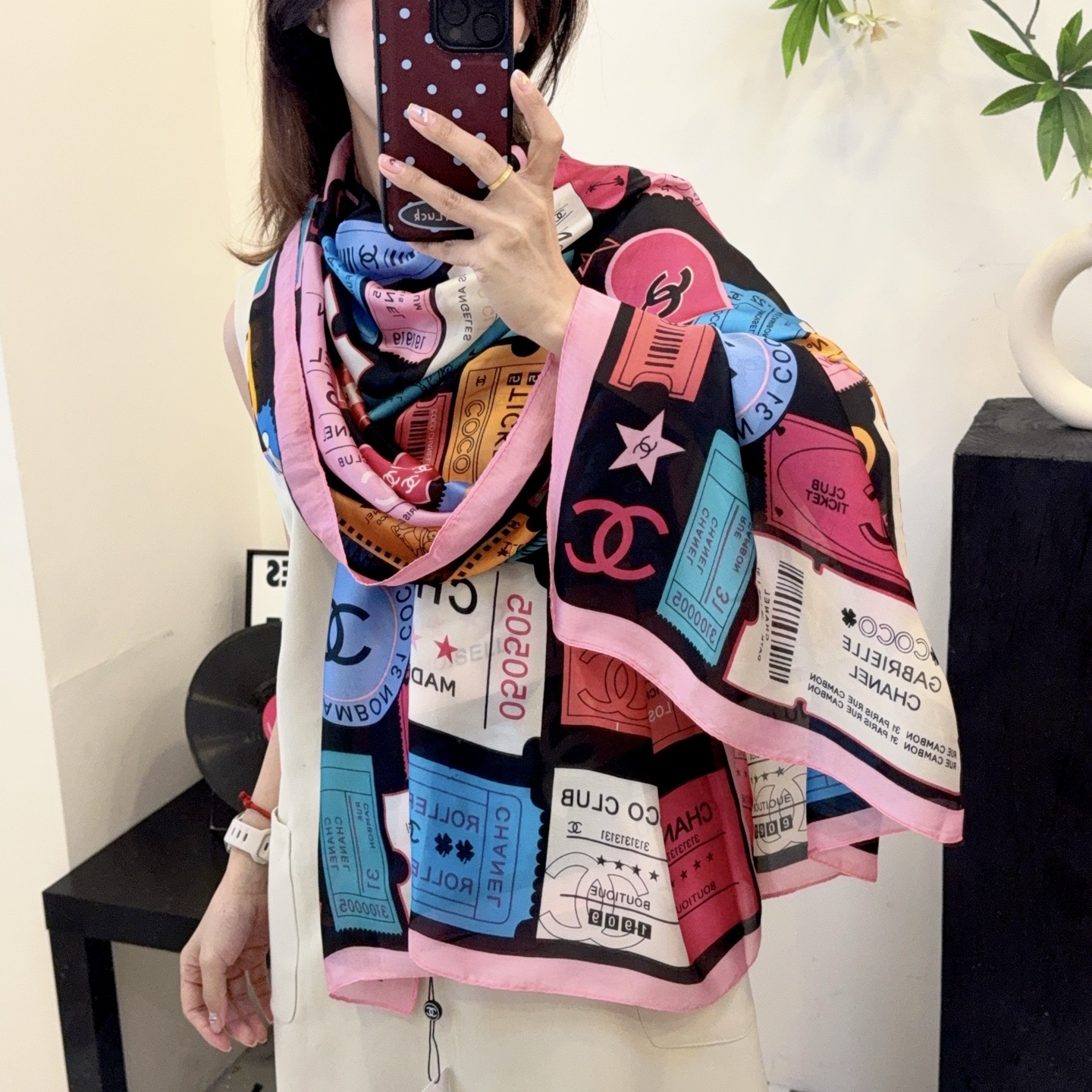 供货价:35💰『轻奢围巾篇』   新款上市‼️新款新丝缎长巾‼️🔥真心美的让人心动  上身效果简直美翻了  品质非常完美👍‼️ 整个丝巾给人大牌丝巾气场的同时又非常精致，绝对值得入手的新款💟精致女人名媛气质者，上‼️🌟非常的上档次‼️‼️轻薄的感觉非常舒适.春夏天旅游空调房必须来条.冬天更美.手慢无🌟尺寸90-180cm