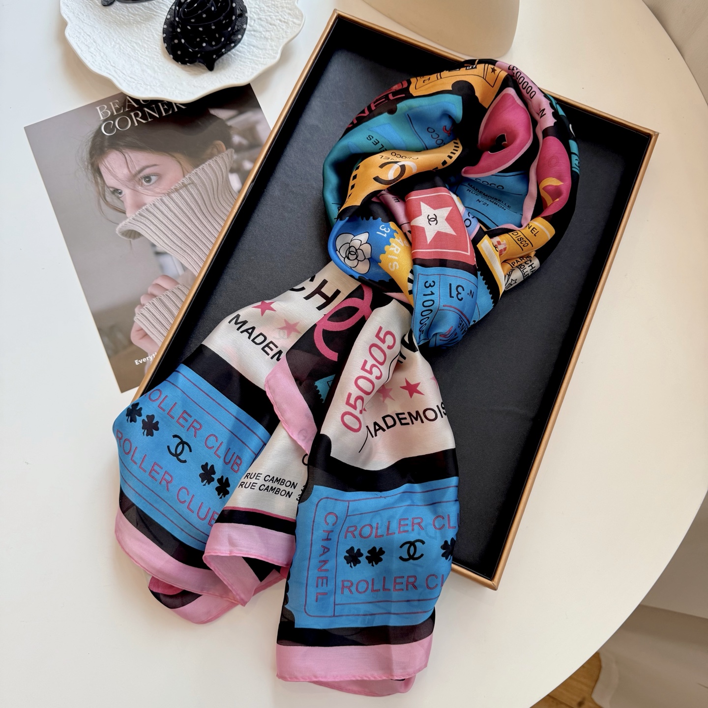 供货价:35💰『轻奢围巾篇』   新款上市‼️新款新丝缎长巾‼️🔥真心美的让人心动  上身效果简直美翻了  品质非常完美👍‼️ 整个丝巾给人大牌丝巾气场的同时又非常精致，绝对值得入手的新款💟精致女人名媛气质者，上‼️🌟非常的上档次‼️‼️轻薄的感觉非常舒适.春夏天旅游空调房必须来条.冬天更美.手慢无🌟尺寸90-180cm