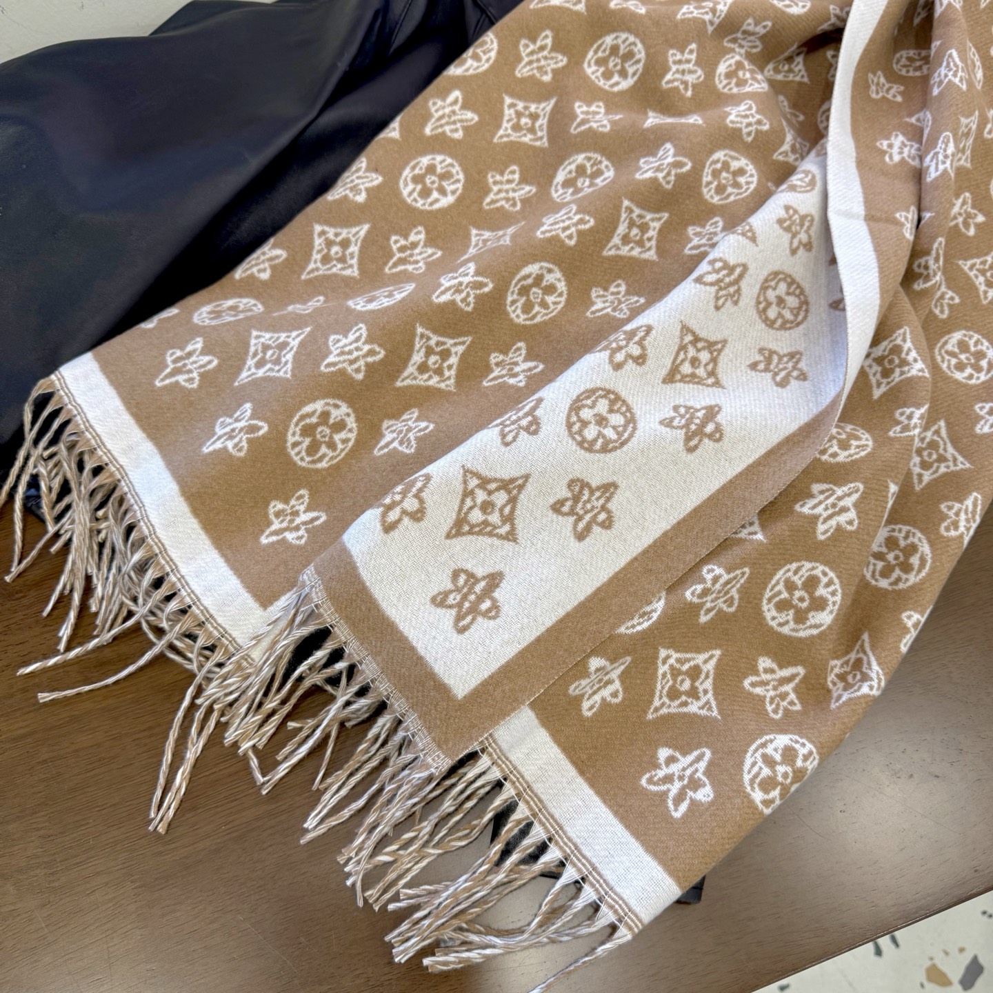 NO:541695,New!  2025 autumn and winter same style for men and women, synchronous counter, high-end cashmere knitted scarf!  It can be formal, free, very Classical. This weaving method is relatively difficult, and it costs yarn, and the process is very difficult!  !  !  Such a scarf is definitely an unsatisfactory item!  Any circumference will look good, the style is really amazing!  !  It's so practical and versatile, but there's no unnecessary design, and it looks good no matter how you surround it!  It has a drape, warm and very slimming!  It is very suitable to match formal wear or casual wear ~ folding or winding circumference is perfect, with a warm and gentle demeanor. Size 65*180cm, core-clad yarn ordinary scarf, ordinary scarf19860909上新！2025秋冬男女同款,同步专柜,高端羊绒针织围巾！ 可正式,可随意,非常Classical的设计.这款织法比较难,又很费纱线,工艺难度非常大！！！这样的围巾,绝对是一条审美不过时的单品！随便围都会好看,版型真是一绝！！太实用百搭了,其实没有多余的设计,怎么围都好看！有垂坠感,温暖且非常显瘦！搭配正装或者搭配休闲装都很合适~对折挂围或者绕圈围都完全可以,有温度的风度 尺寸65*180cm 材质包芯纱普通围巾,普通围巾,scarf