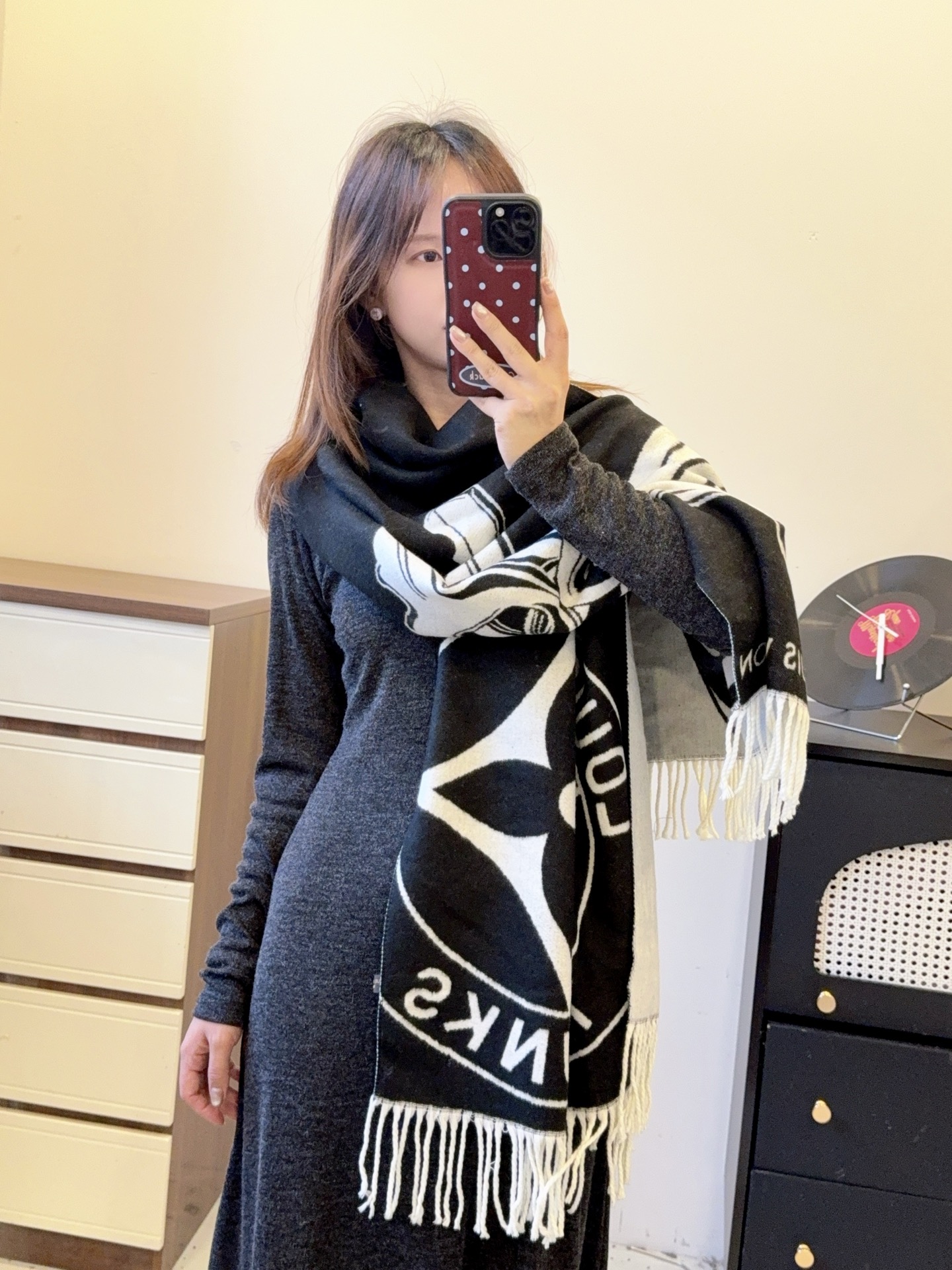 NO:336118,Apply for new ones!  2025 autumn and winter same style for men and women, synchronous counter, high-end cashmere knitted scarf!  It can be formal, free, very Classical. This weaving method is relatively difficult, and it costs yarn, and the process is very difficult!  !  !  Such a scarf is definitely an unsatisfactory item!  Any circumference will look good, the style is really amazing!  !  It's so practical and versatile, but there's no unnecessary design, and it looks good no matter how you surround it!  It has a drape, warm and very slimming!  It is very suitable for pairing with formal wear or casual wear. It is perfect for folding or winding around, with a warm demeanor. Size 65*180cm, core yarn, ordinary scarf19860909批上新！2025秋冬男女同款,同步专柜,高端羊绒针织围巾！ 可正式,可随意,非常Classical的设计.这款织法比较难,又很费纱线,工艺难度非常大！！！这样的围巾,绝对是一条审美不过时的单品！随便围都会好看,版型真是一绝！！太实用百搭了,其实没有多余的设计,怎么围都好看！有垂坠感,温暖且非常显瘦！搭配正装或者搭配休闲装都很合适~对折挂围或者绕圈围都完全可以,有温度的风度 尺寸65*180cm 材质包芯纱,普通围巾,scarf