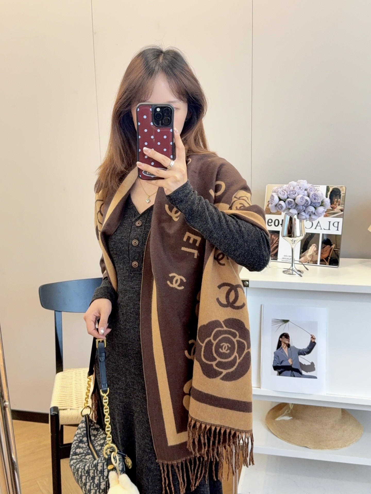 NO:552626,New batch!  2025 autumn and winter same style for men and women, synchronized counters, high-end cashmere knitted scarves!  It can be formal or casual, and it is a very Classic design. This weaving method is relatively difficult and requires a lot of yarn, so the craftsmanship is very difficult!  !  !  This kind of scarf is definitely a timeless aesthetic item!  It will look good in any size, the style is really unique!  !  It’s so practical and versatile, there’s actually no superfluous design, and it looks good no matter how you wear it!  It has a drapey feel, is warm and very slimming!  It is suitable for matching with formal wear or casual wear. It can be folded in half and hung or wrapped in a circle. It has a warm demeanor. Size 65*180cm. Material: core-spun yarn. Ordinary scarf. Ordinary scarf.19860909批上新！2025秋冬男女同款,同步专柜,高端羊绒针织围巾！ 可正式,可随意,非常Classical的设计.这款织法比较难,又很费纱线,工艺难度非常大！！！这样的围巾,绝对是一条审美不过时的单品！随便围都会好看,版型真是一绝！！太实用百搭了,其实没有多余的设计,怎么围都好看！有垂坠感,温暖且非常显瘦！搭配正装或者搭配休闲装都很合适~对折挂围或者绕圈围都完全可以,有温度的风度 尺寸65*180cm 材质包芯纱普通围巾,普通围巾,scarf