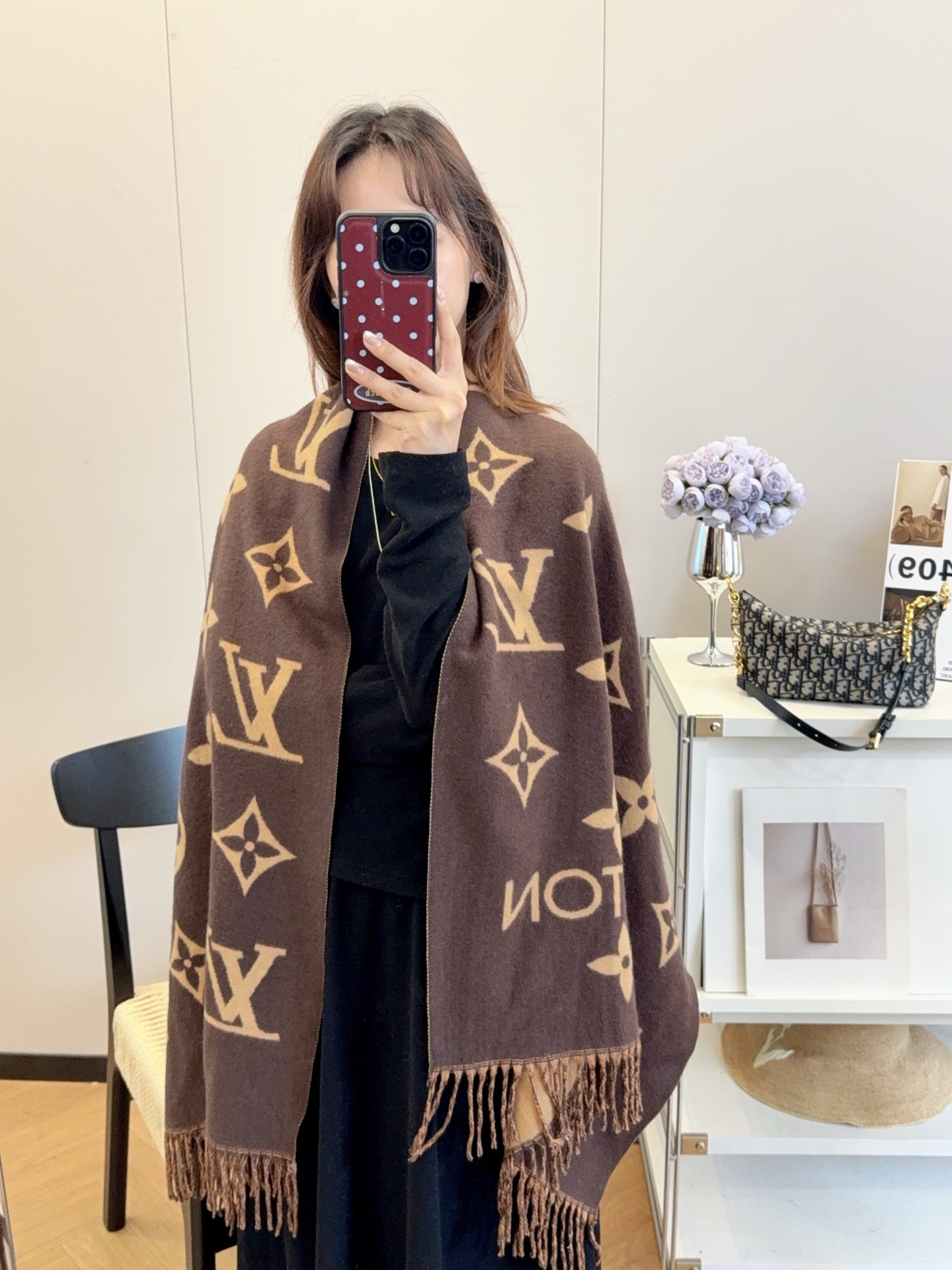 NO:552606,New batch!  2025 autumn and winter same style for men and women, synchronized counters, high-end cashmere knitted scarves!  It can be formal or casual, and it is a very Classic design. This weaving method is relatively difficult and requires a lot of yarn, so the craftsmanship is very difficult!  !  !  This kind of scarf is definitely a timeless aesthetic item!  It will look good in any size, the style is really unique!  !  It’s so practical and versatile, there’s actually no superfluous design, and it looks good no matter how you wear it!  It has a drapey feel, is warm and very slimming!  It is suitable for matching with formal wear or casual wear. It can be folded in half and hung or wrapped in a circle. It has a warm demeanor. Size 65*180cm. Material: core-spun yarn. Ordinary scarf. Ordinary scarf.19860909批上新！2025秋冬男女同款,同步专柜,高端羊绒针织围巾！ 可正式,可随意,非常Classical的设计.这款织法比较难,又很费纱线,工艺难度非常大！！！这样的围巾,绝对是一条审美不过时的单品！随便围都会好看,版型真是一绝！！太实用百搭了,其实没有多余的设计,怎么围都好看！有垂坠感,温暖且非常显瘦！搭配正装或者搭配休闲装都很合适~对折挂围或者绕圈围都完全可以,有温度的风度 尺寸65*180cm 材质包芯纱普通围巾,普通围巾,scarf