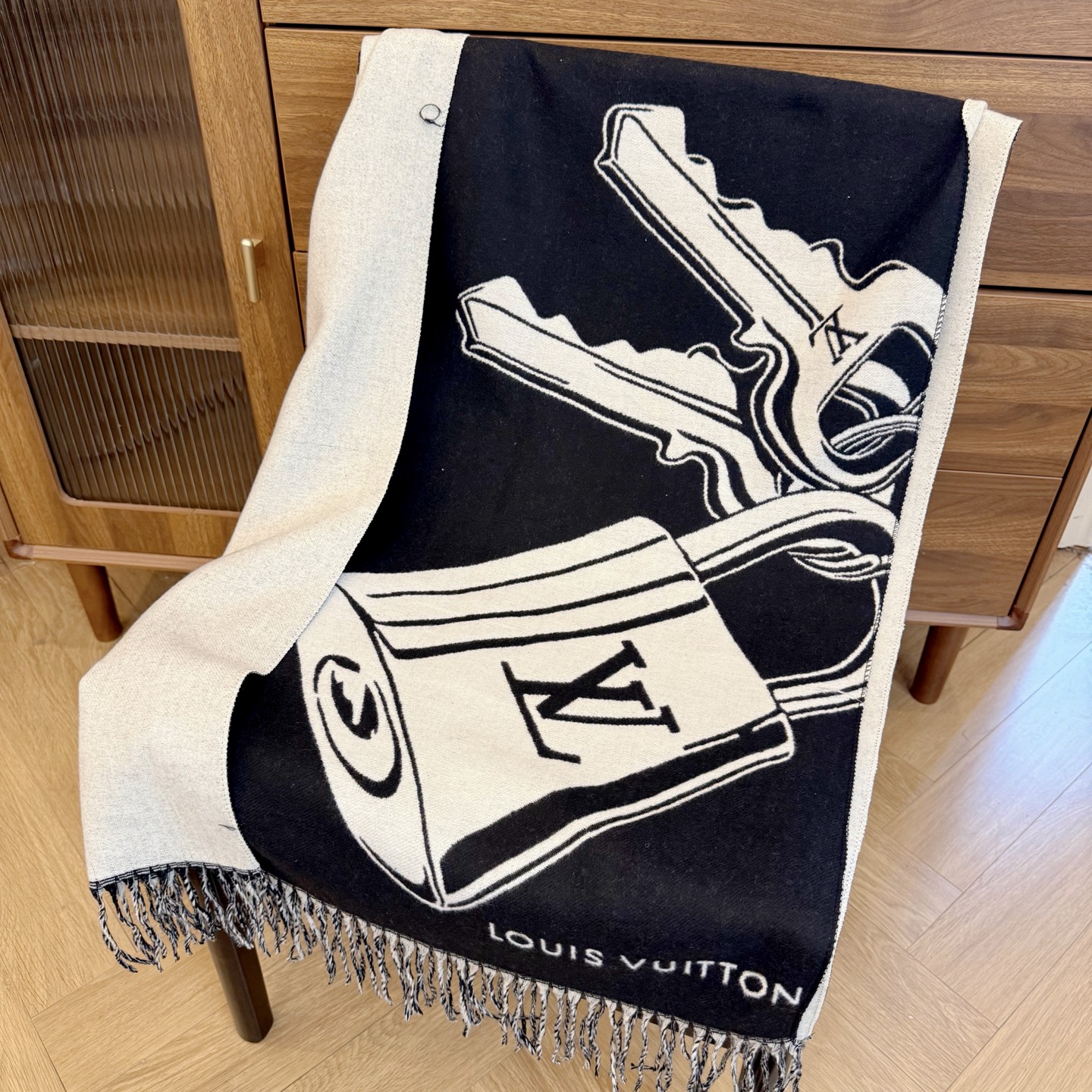 NO:586812,New batch!  2025 autumn and winter same style for men and women, synchronized counters, high-end cashmere knitted scarves!  It can be formal or casual, and it is a very Classic design. This weaving method is relatively difficult and requires a lot of yarn, so the craftsmanship is very difficult!  !  !  This kind of scarf is definitely a timeless aesthetic item!  It will look good in any size, the style is really unique!  !  It’s so practical and versatile, there’s actually no superfluous design, and it looks good no matter how you wear it!  It has a drapey feel, is warm and very slimming!  It is suitable for matching with formal wear or casual wear. It can be folded in half and hung or wrapped in a circle. It has a warm demeanor. Size 65*180cm. Material: core-spun yarn. Ordinary scarf. Ordinary scarf.19860909批上新！2025秋冬男女同款,同步专柜,高端羊绒针织围巾！ 可正式,可随意,非常Classical的设计.这款织法比较难,又很费纱线,工艺难度非常大！！！这样的围巾,绝对是一条审美不过时的单品！随便围都会好看,版型真是一绝！！太实用百搭了,其实没有多余的设计,怎么围都好看！有垂坠感,温暖且非常显瘦！搭配正装或者搭配休闲装都很合适~对折挂围或者绕圈围都完全可以,有温度的风度 尺寸65*180cm 材质包芯纱普通围巾,普通围巾,scarf