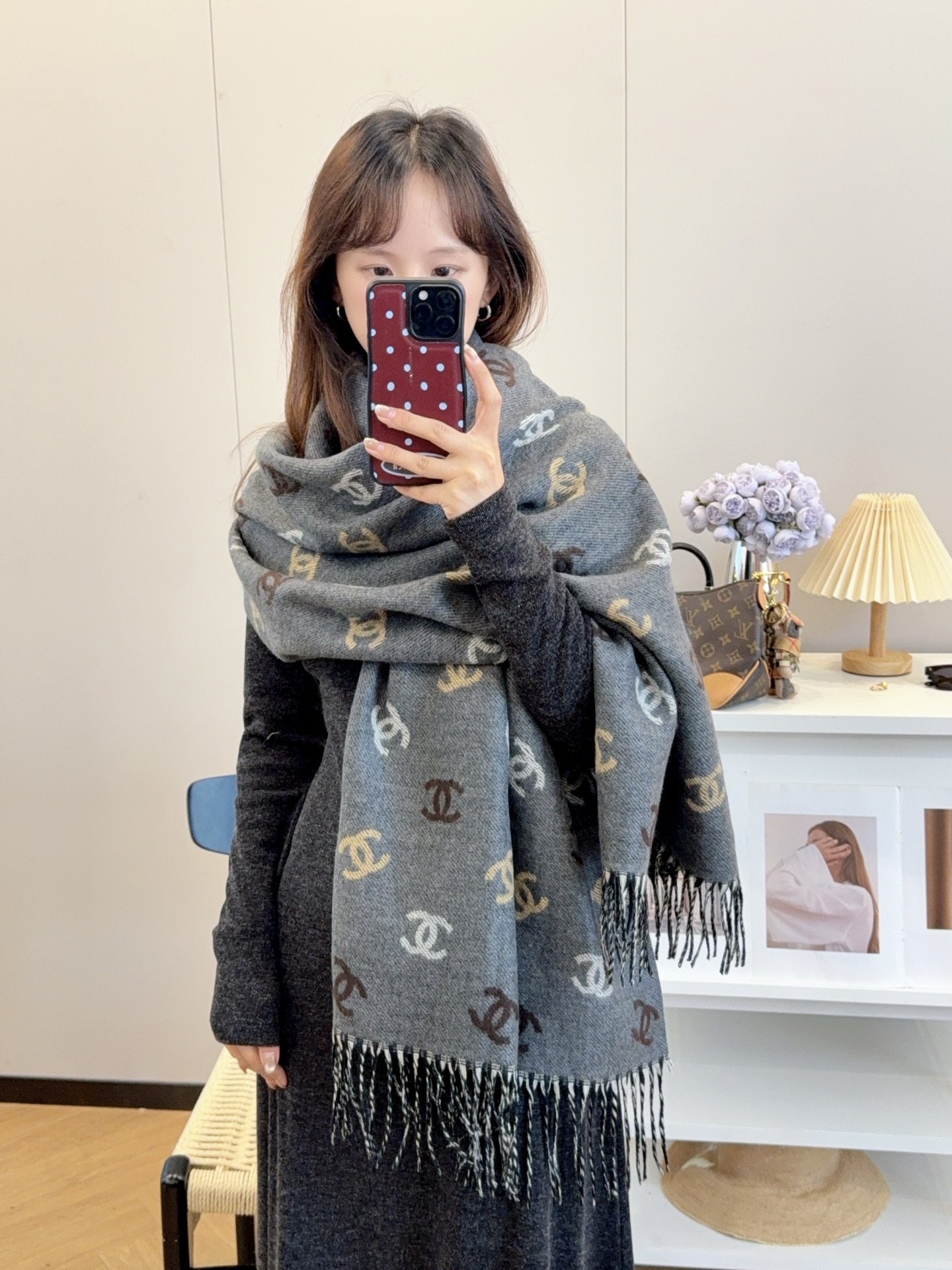 NO:552569,New!  2025 autumn and winter same style for men and women, synchronized counters, high-end cashmere knitted scarves!  It can be formal or casual, and it is a very Classic design. This weaving method is relatively difficult and requires a lot of yarn, so the craftsmanship is very difficult!  !  !  This kind of scarf is definitely a timeless aesthetic item!  It will look good in any size, the style is really unique!  !  It’s so practical and versatile, there’s actually no superfluous design, and it looks good no matter how you wear it!  It has a drapey feel, is warm and very slimming!  It is suitable for matching with formal wear or casual wear. It can be folded in half and hung or wrapped in a circle. It has a warm demeanor. Size 65*180cm. Material: core-spun yarn. Ordinary scarf. Ordinary scarf.19860909上新！2025秋冬男女同款,同步专柜,高端羊绒针织围巾！ 可正式,可随意,非常Classical的设计.这款织法比较难,又很费纱线,工艺难度非常大！！！这样的围巾,绝对是一条审美不过时的单品！随便围都会好看,版型真是一绝！！太实用百搭了,其实没有多余的设计,怎么围都好看！有垂坠感,温暖且非常显瘦！搭配正装或者搭配休闲装都很合适~对折挂围或者绕圈围都完全可以,有温度的风度 尺寸65*180cm 材质包芯纱普通围巾,普通围巾,scarf