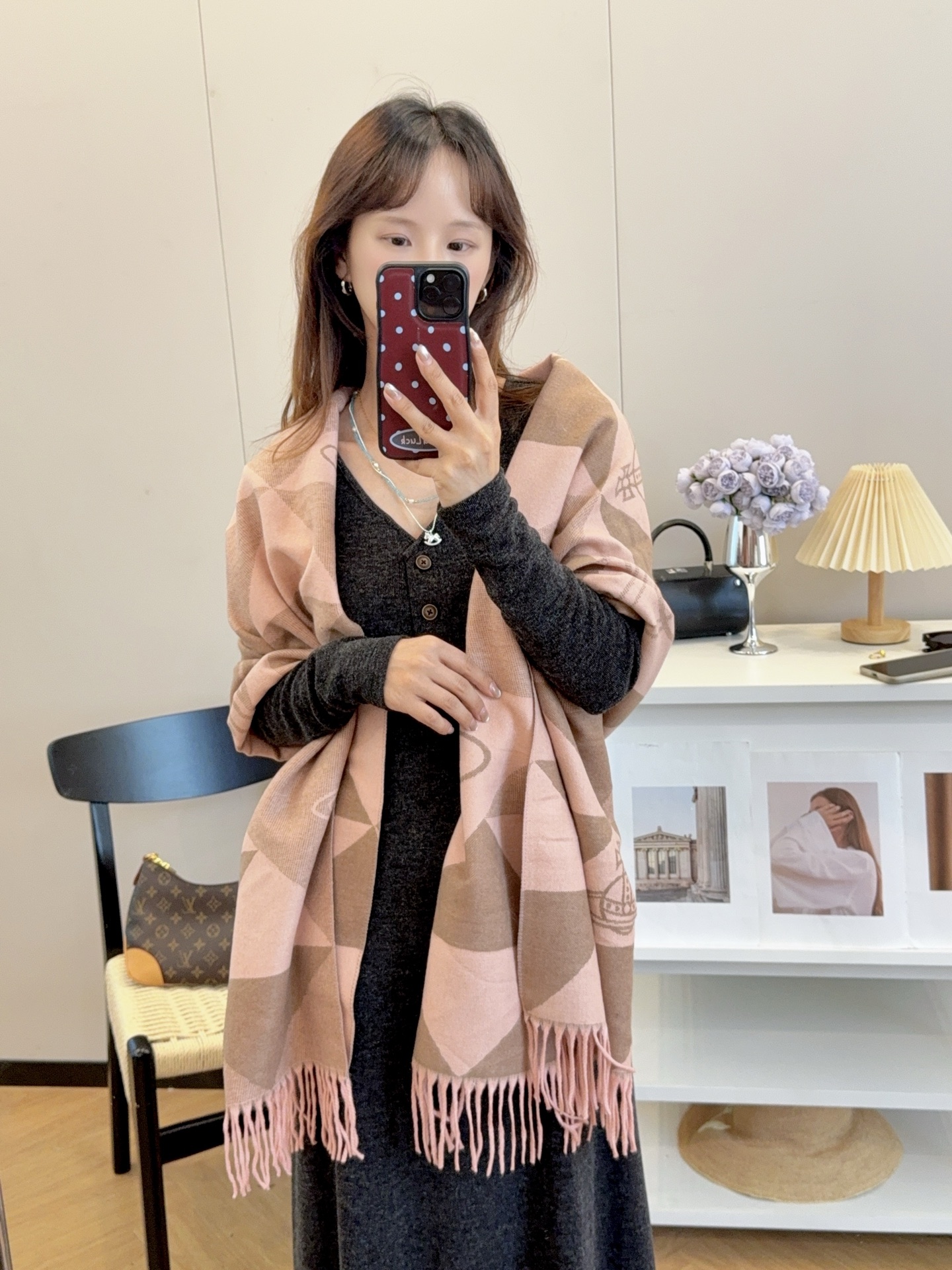 NO:552632,New batch!  2025 autumn and winter same style for men and women, synchronized counters, high-end cashmere knitted scarves!  It can be formal or casual, and it is a very Classic design. This weaving method is relatively difficult and requires a lot of yarn, so the craftsmanship is very difficult!  !  !  This kind of scarf is definitely a timeless aesthetic item!  It will look good in any size, the style is really unique!  !  It’s so practical and versatile, there’s actually no superfluous design, and it looks good no matter how you wear it!  It has a drapey feel, is warm and very slimming!  It is suitable for matching with formal wear or casual wear. It can be folded in half and hung or wrapped in a circle. It has a warm demeanor. Size 65*180cm. Material: core-spun yarn. Ordinary scarf. Ordinary scarf.19860909批上新！2025秋冬男女同款,同步专柜,高端羊绒针织围巾！ 可正式,可随意,非常Classical的设计.这款织法比较难,又很费纱线,工艺难度非常大！！！这样的围巾,绝对是一条审美不过时的单品！随便围都会好看,版型真是一绝！！太实用百搭了,其实没有多余的设计,怎么围都好看！有垂坠感,温暖且非常显瘦！搭配正装或者搭配休闲装都很合适~对折挂围或者绕圈围都完全可以,有温度的风度 尺寸65*180cm 材质包芯纱普通围巾,普通围巾,scarf