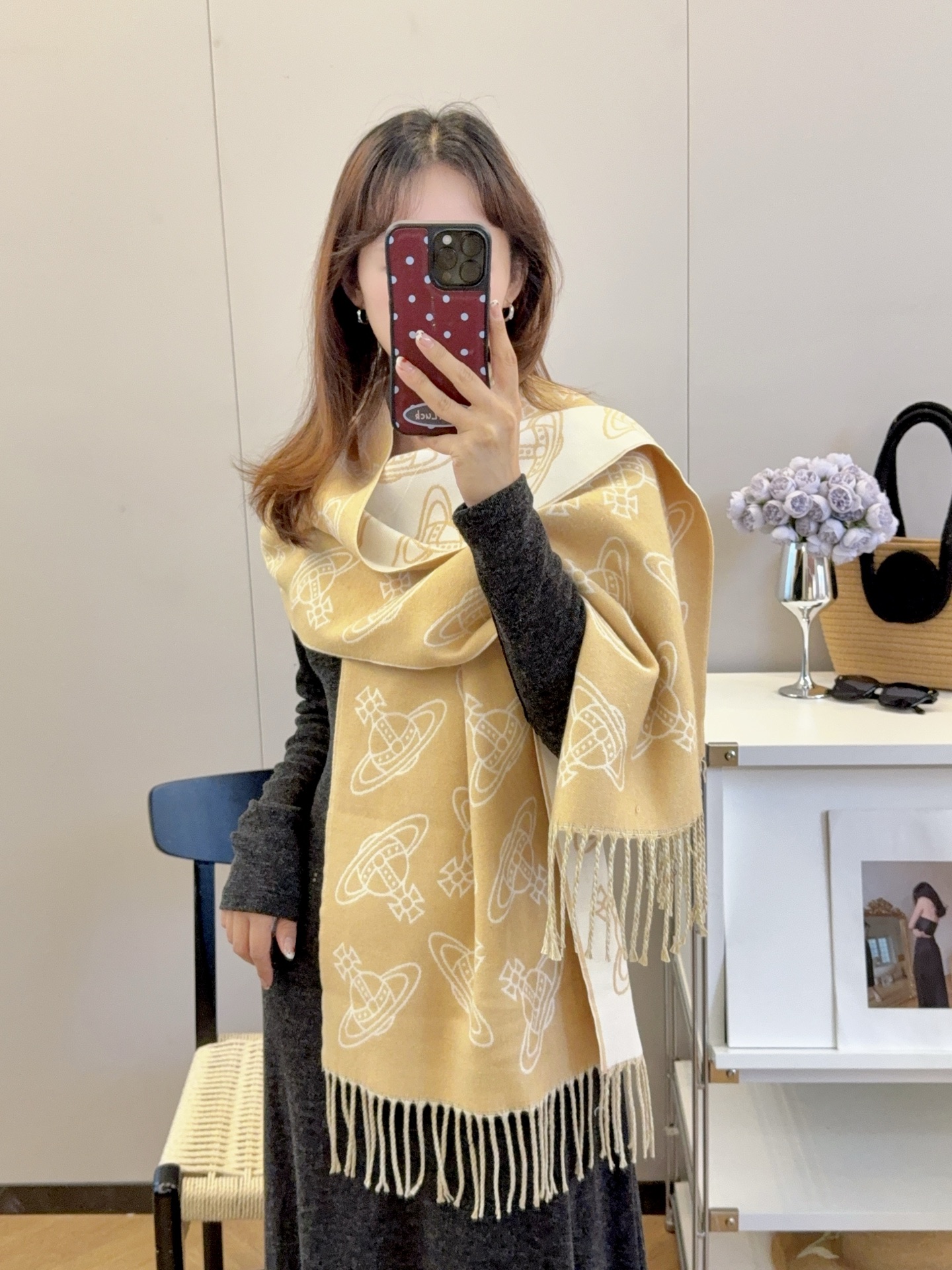 NO:541595,Batch The most popular scarf counter this year is also a good thing that is hard to buy even if you have money. It is a real good thing. The real material is exactly the same. It is said that many counters are out of stock of this kind of scarf, which consumes very raw materials. It is really versatile. The upper body temperament. UpUp has genuine ones and compared them with ours. They are exactly the same. This kind of specification is becoming less and less rare and cherished. The upper body effect aura is very powerful!  Purely hand-combed. Absolutely heavyweight!  Different from the structure of the hope scarf, the effect of this scarf is very special. It feels soft and has texture, the yarn is detailed and distinct, and the pattern is very stylish. If you take a picture with a mobile phone, it will amaze the audience. The high-density and meticulous workmanship of big-name things is really very sophisticated and ingenious. Specifications: *180cm ordinary scarf, ordinary scarf19860909批 今年最火的围巾专柜也是有钱也很难买到的好玩意儿正儿八经的好东西,真材实料一模一样,这样的一条非常耗原料据说目前很多专柜断货~~真的相当的百搭,上身气质UpUp有正品的拉出来再对比下我们的,简直一模一样,这种规格越来越少且珍惜.上身效果气场非常强大！纯手工精梳处理.绝对是重磅！不同于希望的围巾组织构造,这款围巾的效果很特别,手感柔软成色有质感,纱线细致分明,版型更是非常有型,用手机拍出来都能惊艳全场高密度精工细作大牌的东西真的非常考究,匠心之作.规格:*180cm普通围巾,普通围巾,scarf